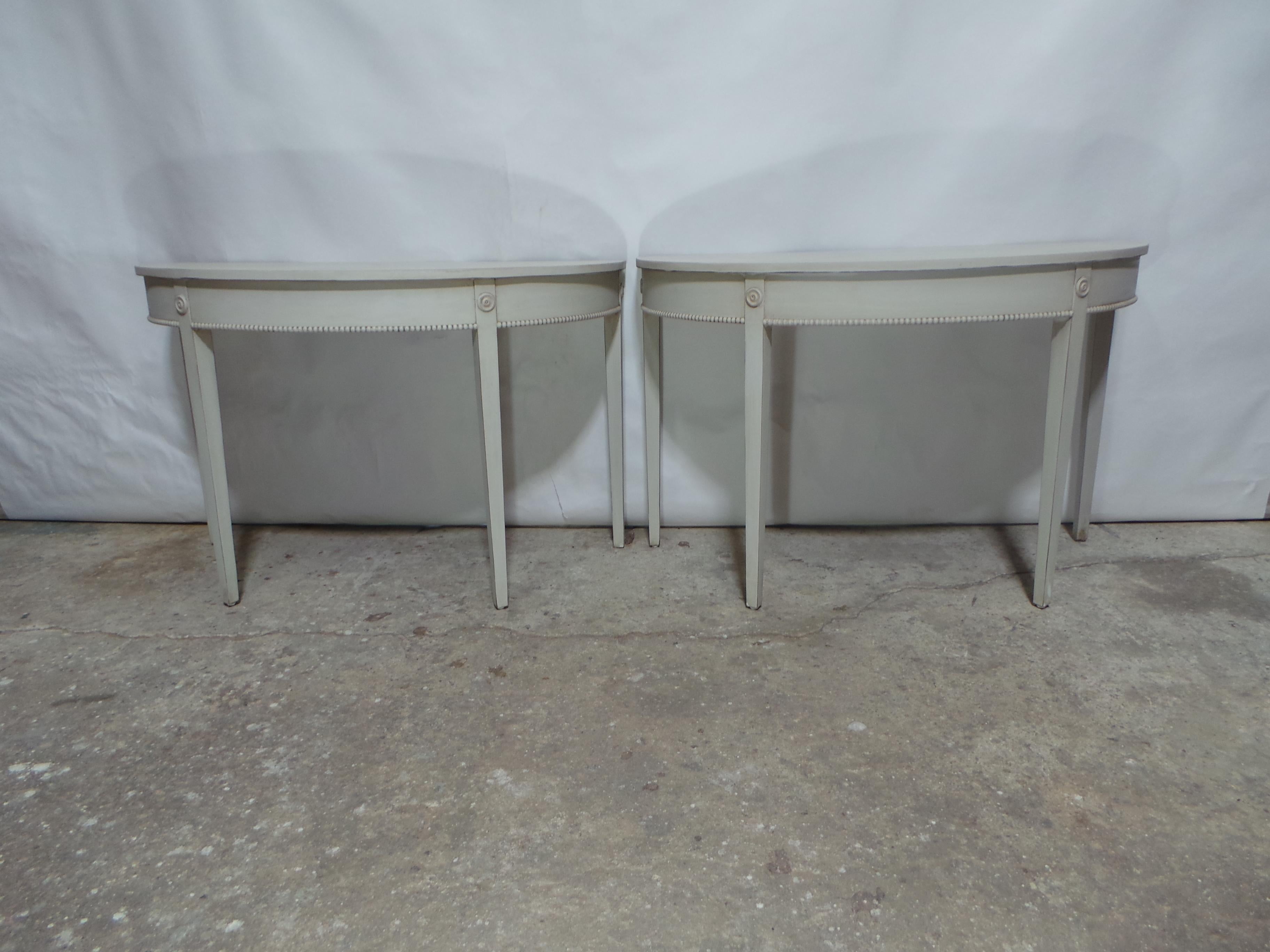 Si tratta di un set unico di 2 tavolini da salotto in stile gustaviano svedese. Sono state appena restaurate e ridipinte con Milk Paints 