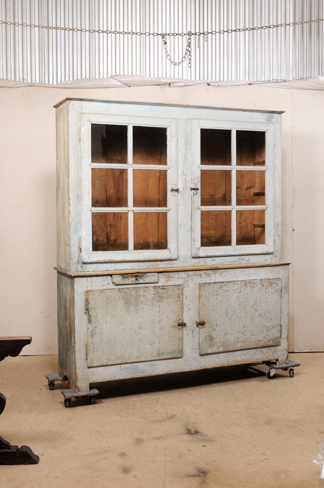 Schwedisches Hutch im Gustavianischen Stil, 7+ Fuß hoch, mit Originalfarbe, 19. Jahrhundert. (Holz)