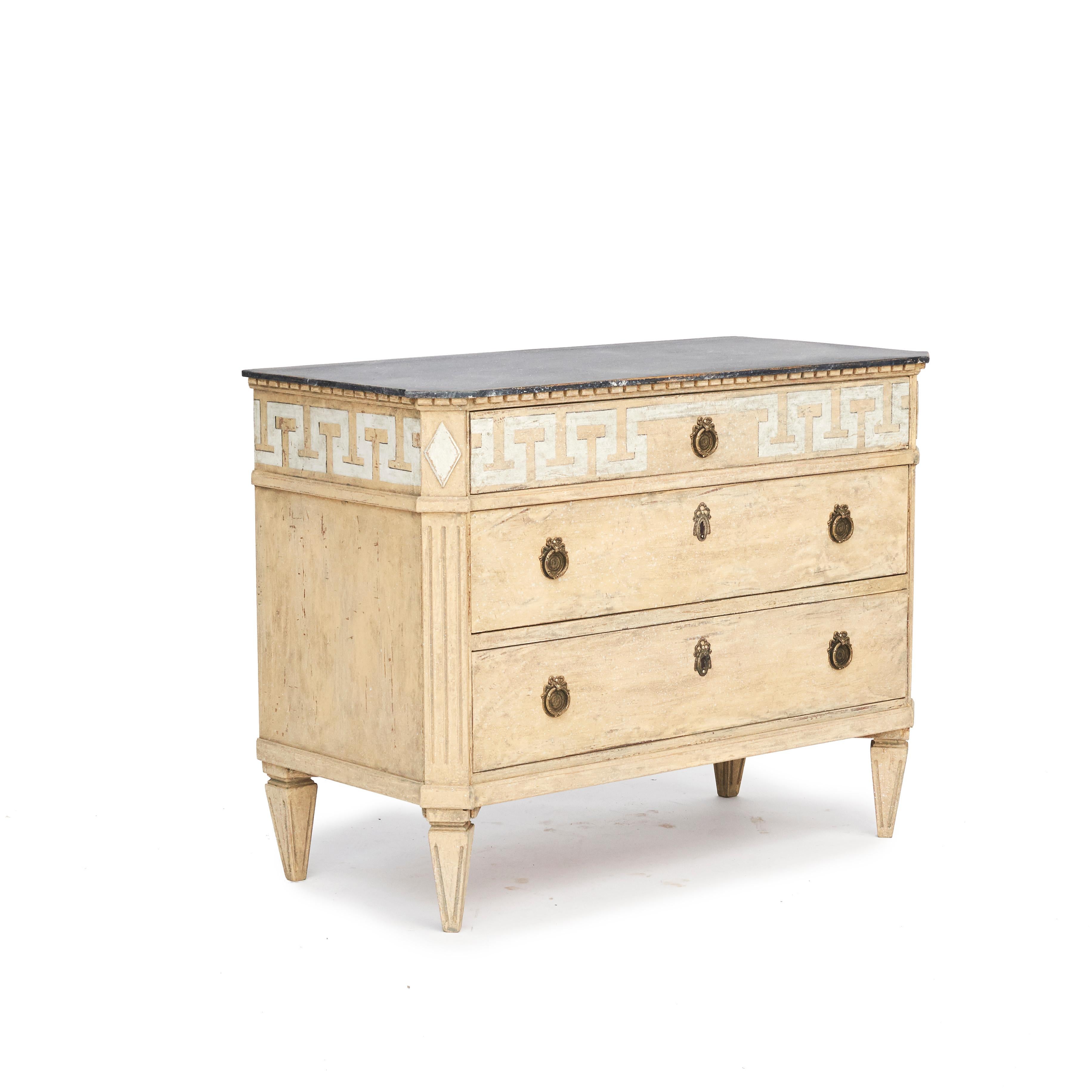 Gustavien Commode suédoise de style gustavien peinte en jaune en vente