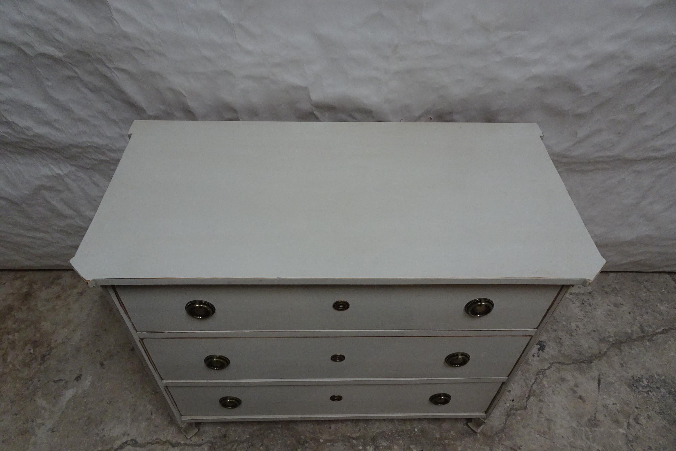 Swedish Gustavian Style Chest Of Drawers In Good Condition For Sale In Hollywood, FL