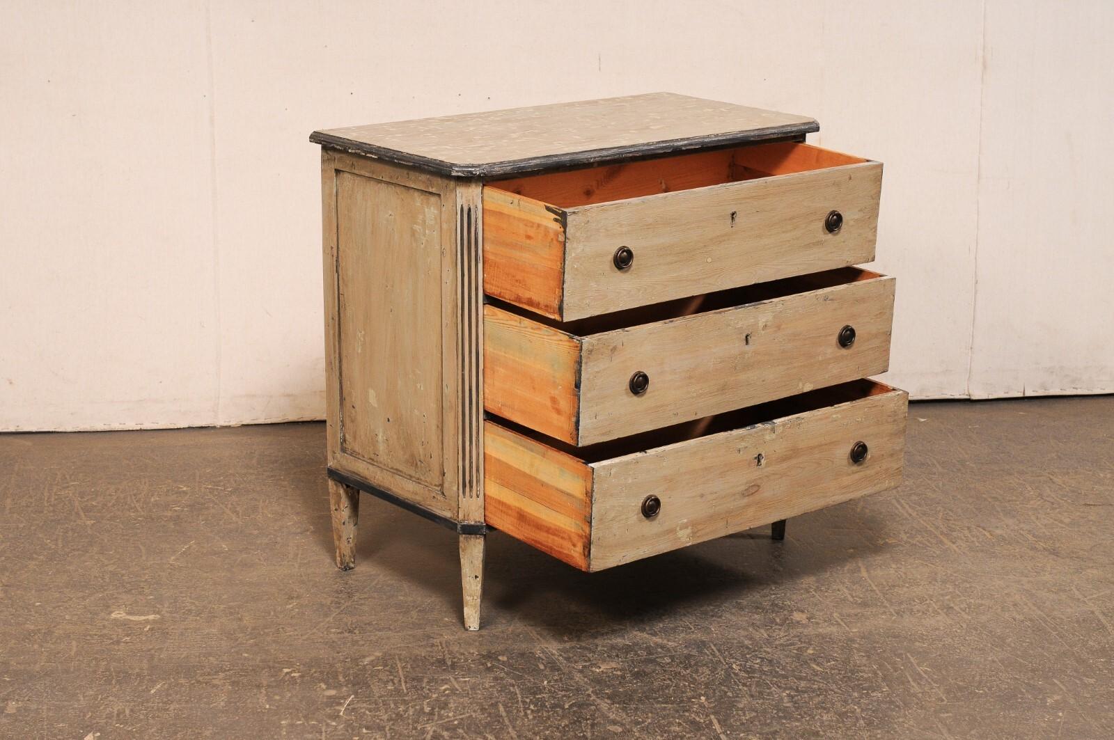 Swedish Gustavian Style Chest w/Charcoal Trim, Early 20th C In Good Condition For Sale In Atlanta, GA