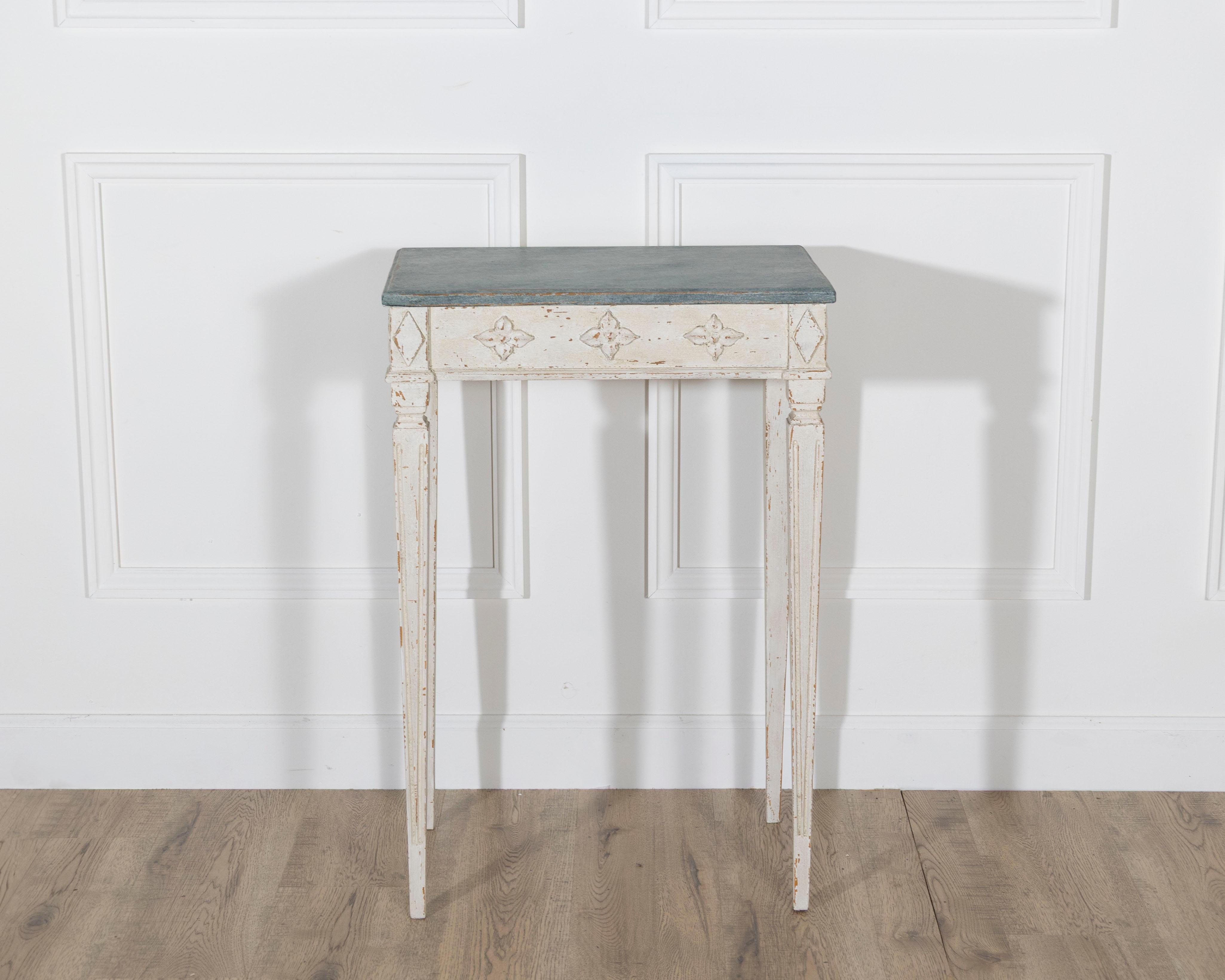 Ein charmanter schwedischer Konsolentisch im Gustavianischen Stil, um 1910, der die Anmut und Ausgewogenheit des neoklassischen Designs des frühen 19. Jahrhunderts widerspiegelt. Der Tisch steht auf elegant verjüngten, kannelierten Beinen und ist an