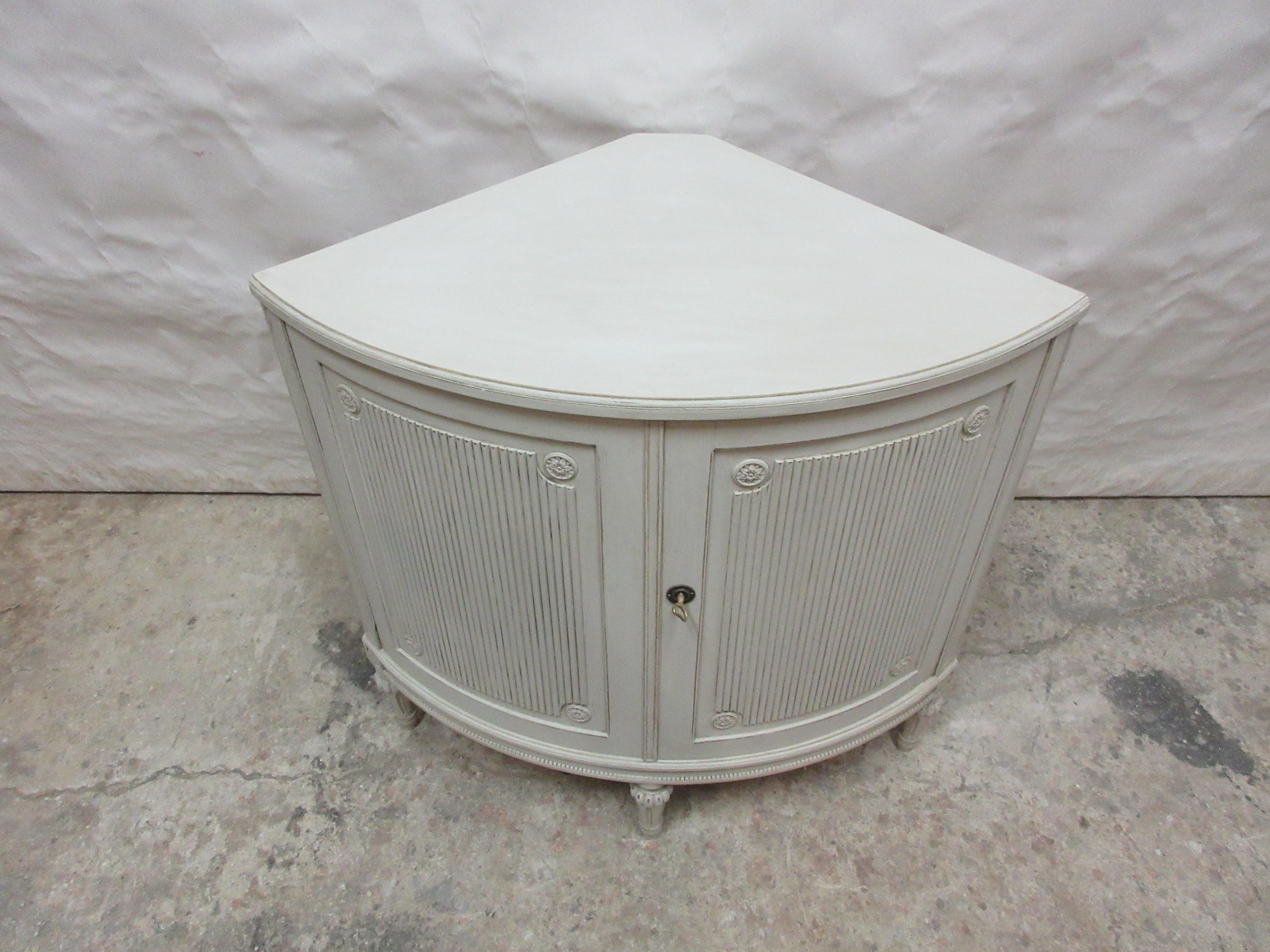 Swedish Gustavian Style Corner Cabinet In Good Condition In Hollywood, FL