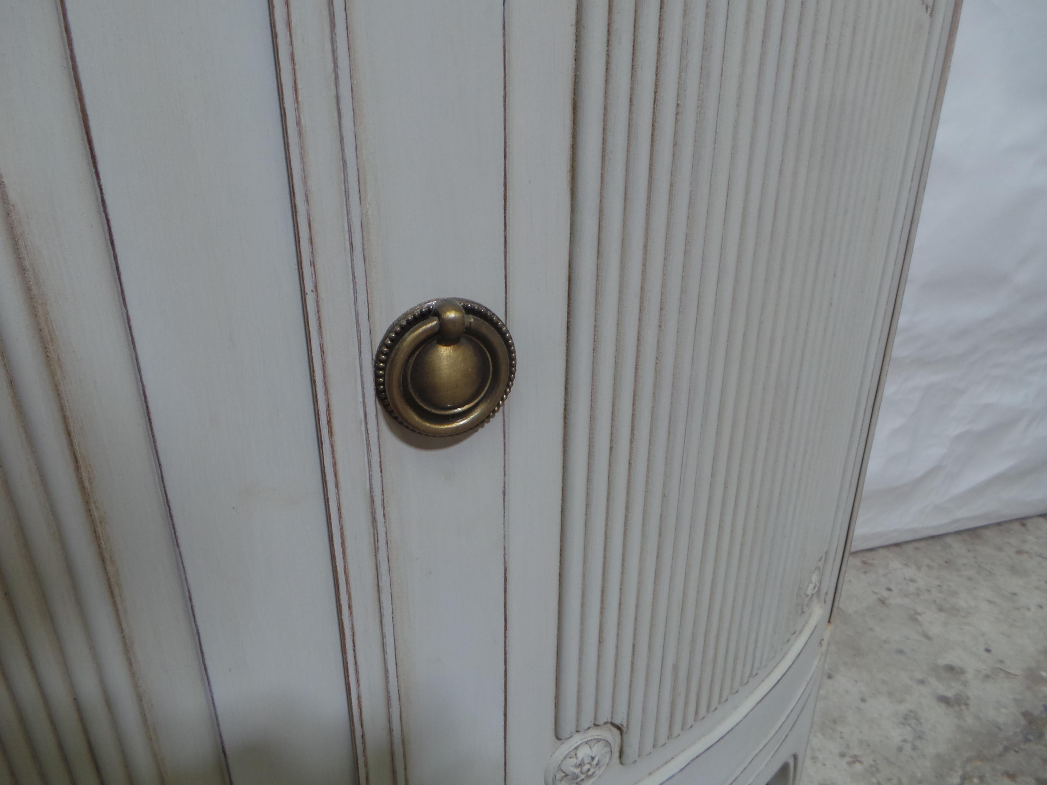 Swedish Gustavian Style Corner Cabinet In Good Condition For Sale In Hollywood, FL