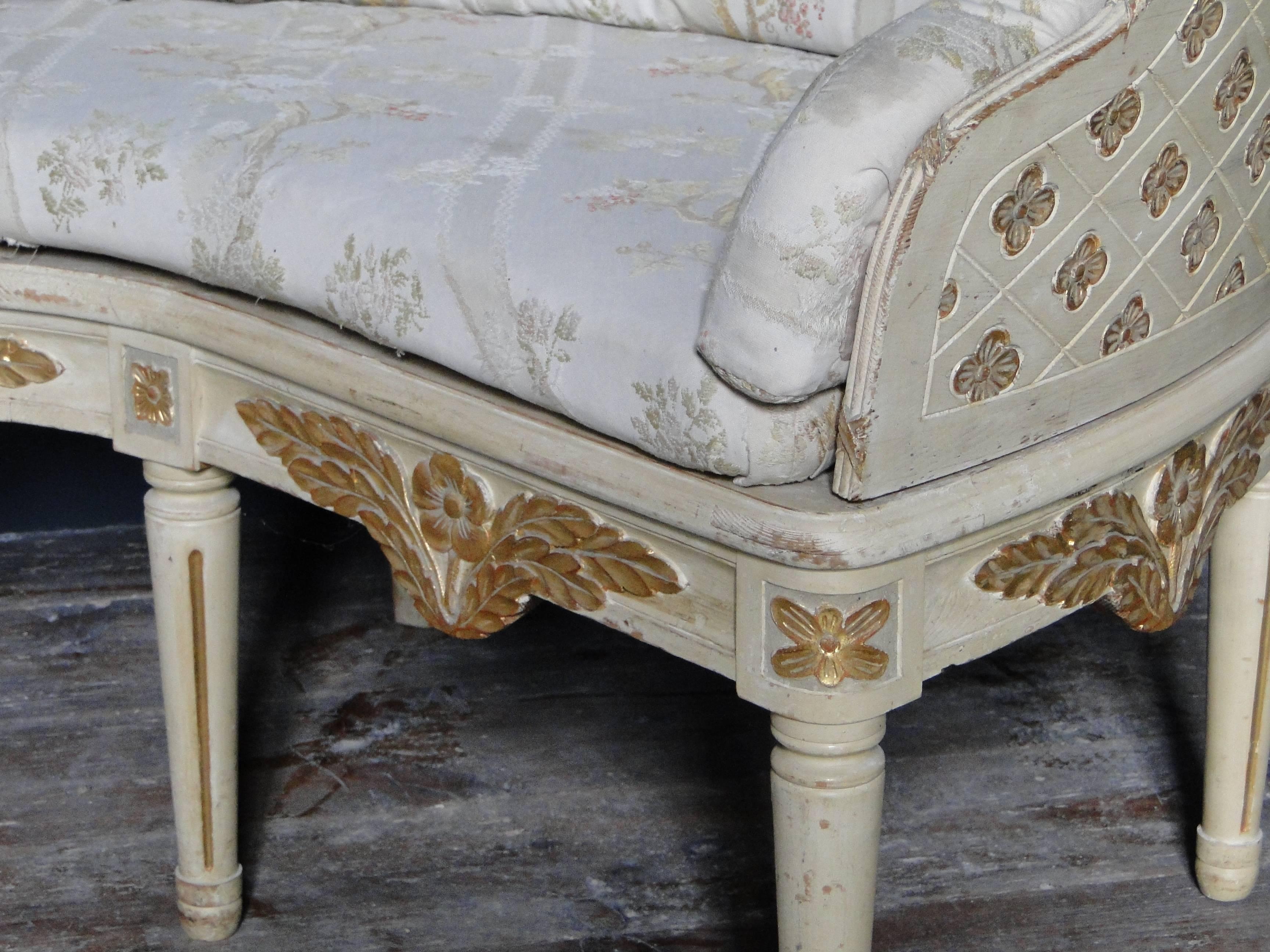 Swedish Gustavian Style Curved Sofa Beginning, 1900 In Fair Condition For Sale In Sames, FR