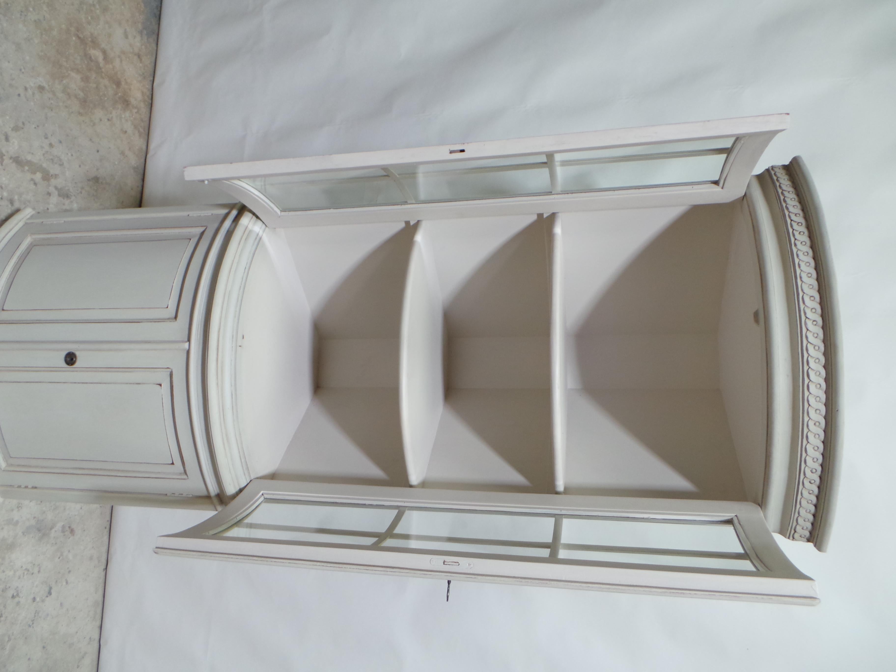 Armario esquinero de cristal de estilo sueco Gustaviano Sueco en venta