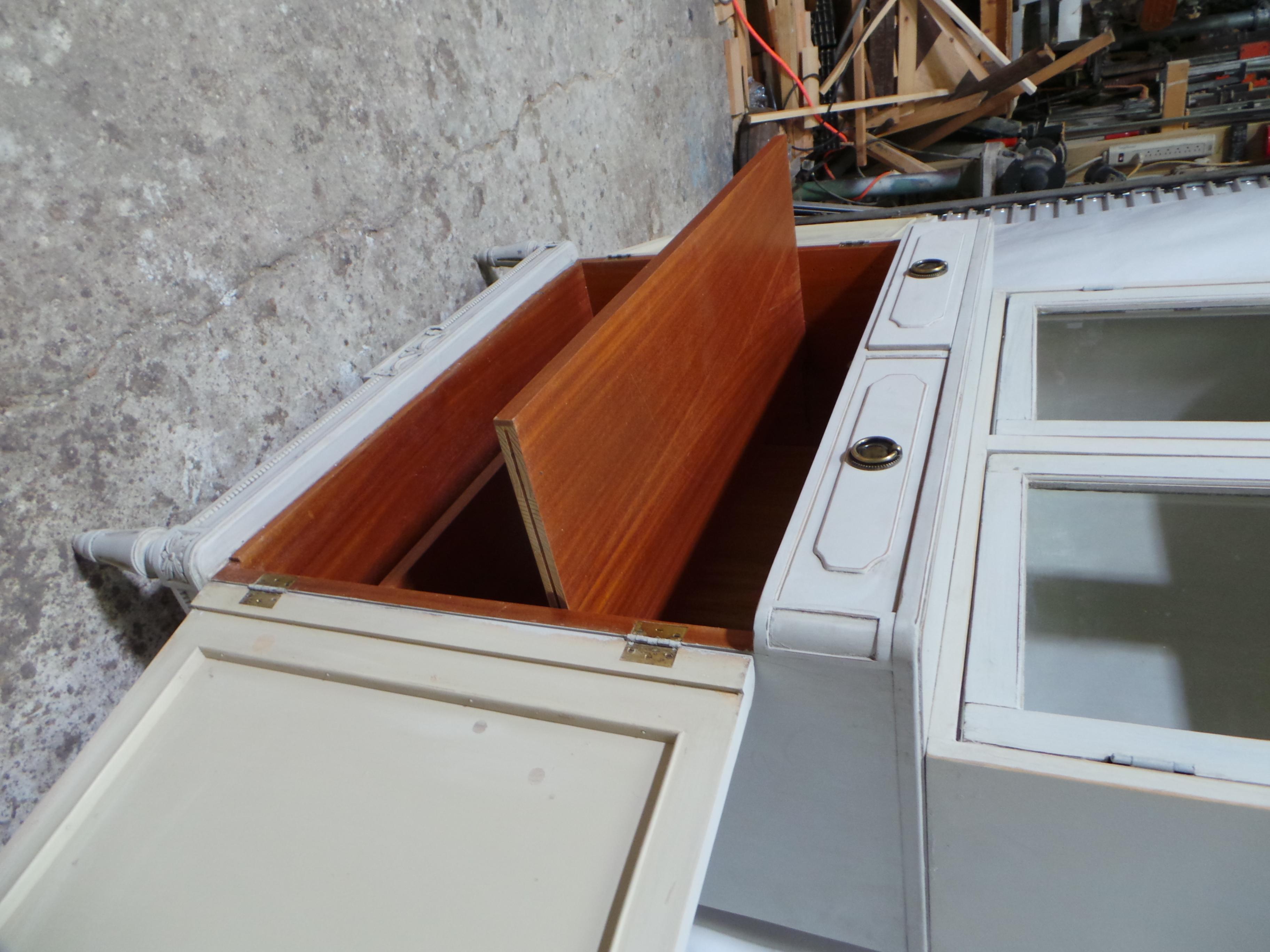 Schwedisches Hutch mit Glasplatte im Gustavianischen Stil im Angebot 8