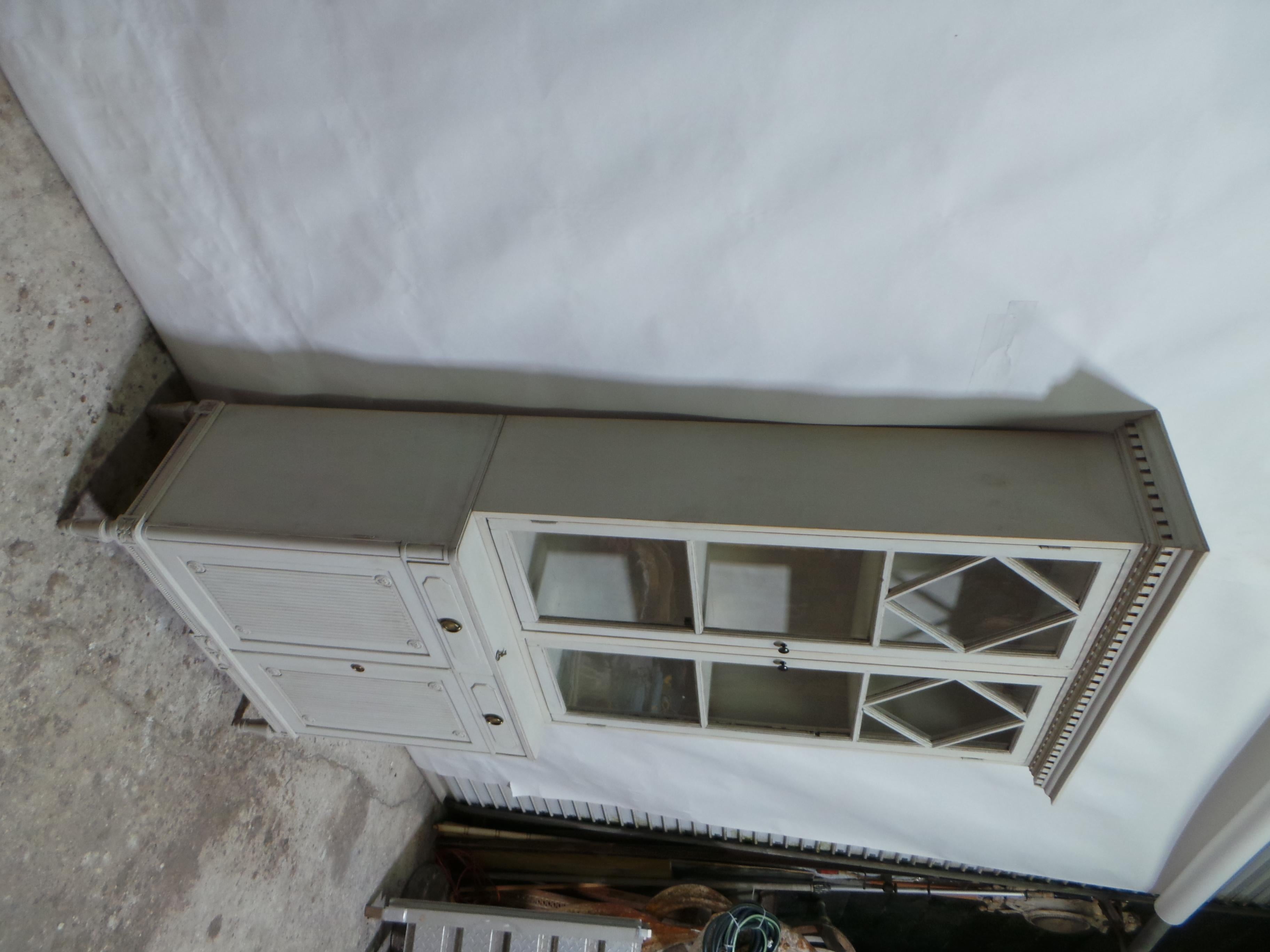 Schwedisches Hutch mit Glasplatte im Gustavianischen Stil im Angebot 11