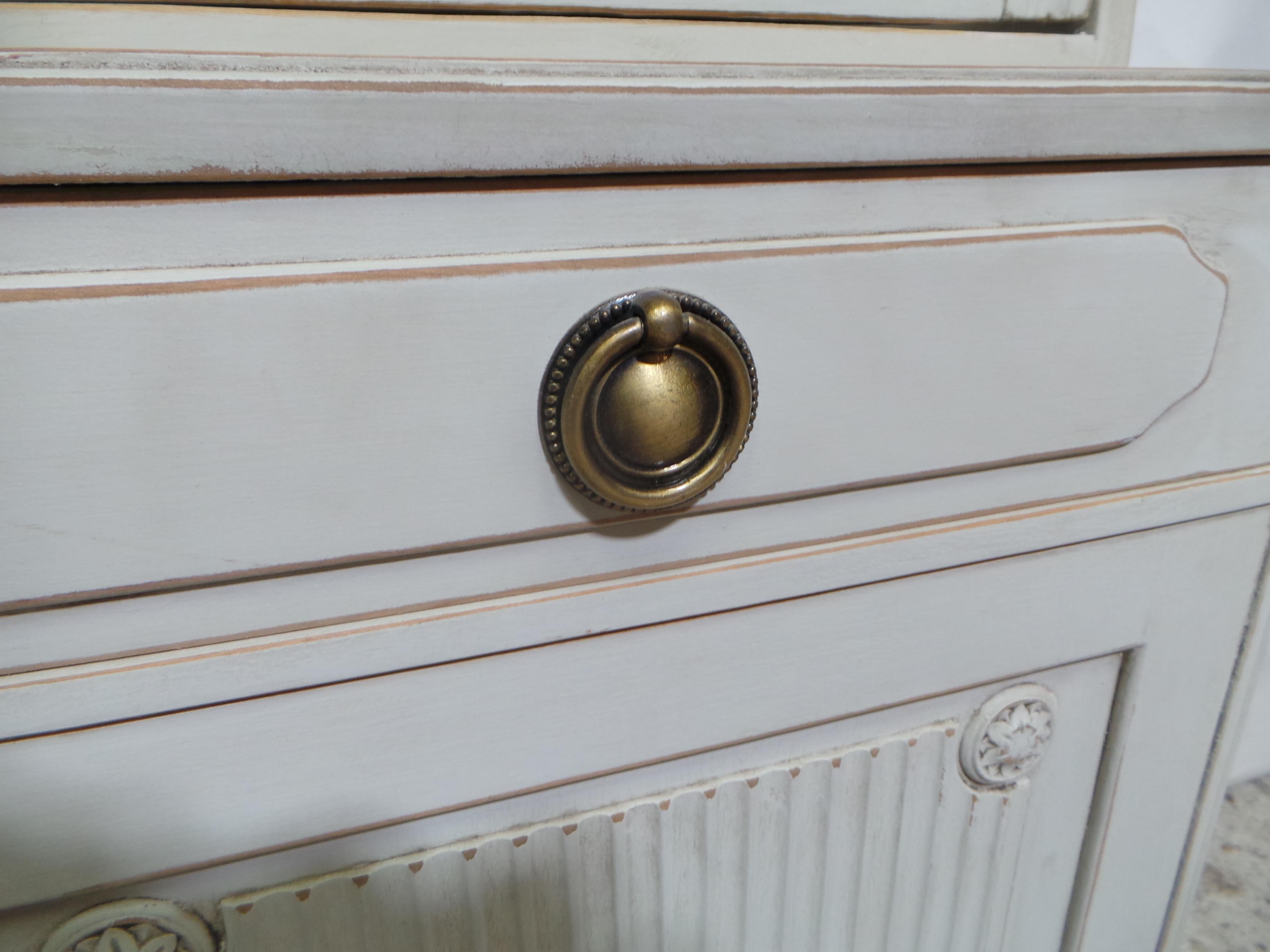 Dies ist eine schwedische Gustavian Style Glass Top Hutch. das untere Stück ist ca. 1950. die Glastür oben ist New gemacht mit 130 Jahre alten Fenstern, die voll von Wellen und Blasen sind.