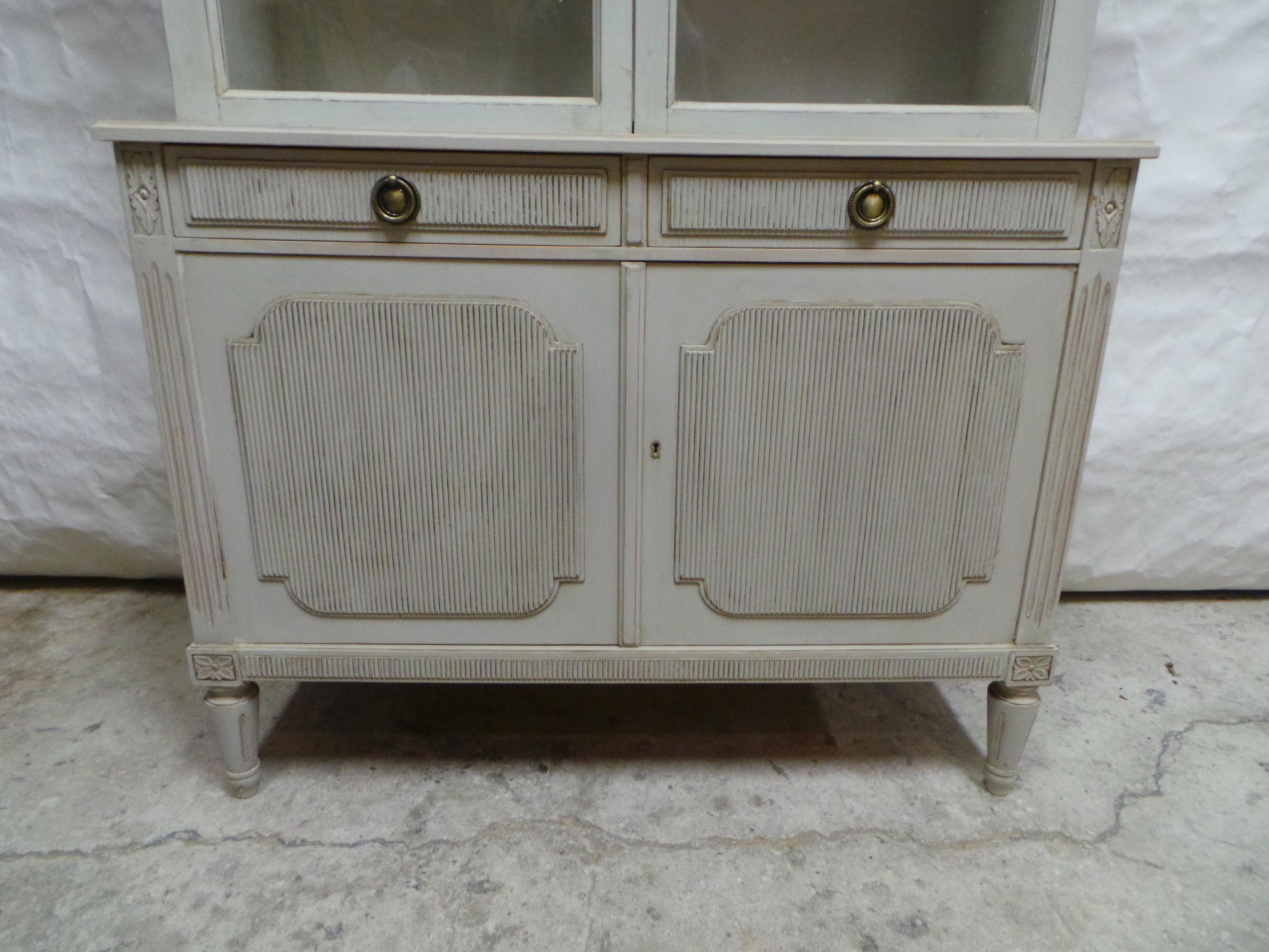 Swedish Gustavian Style Glass Top Hutch In Good Condition For Sale In Hollywood, FL
