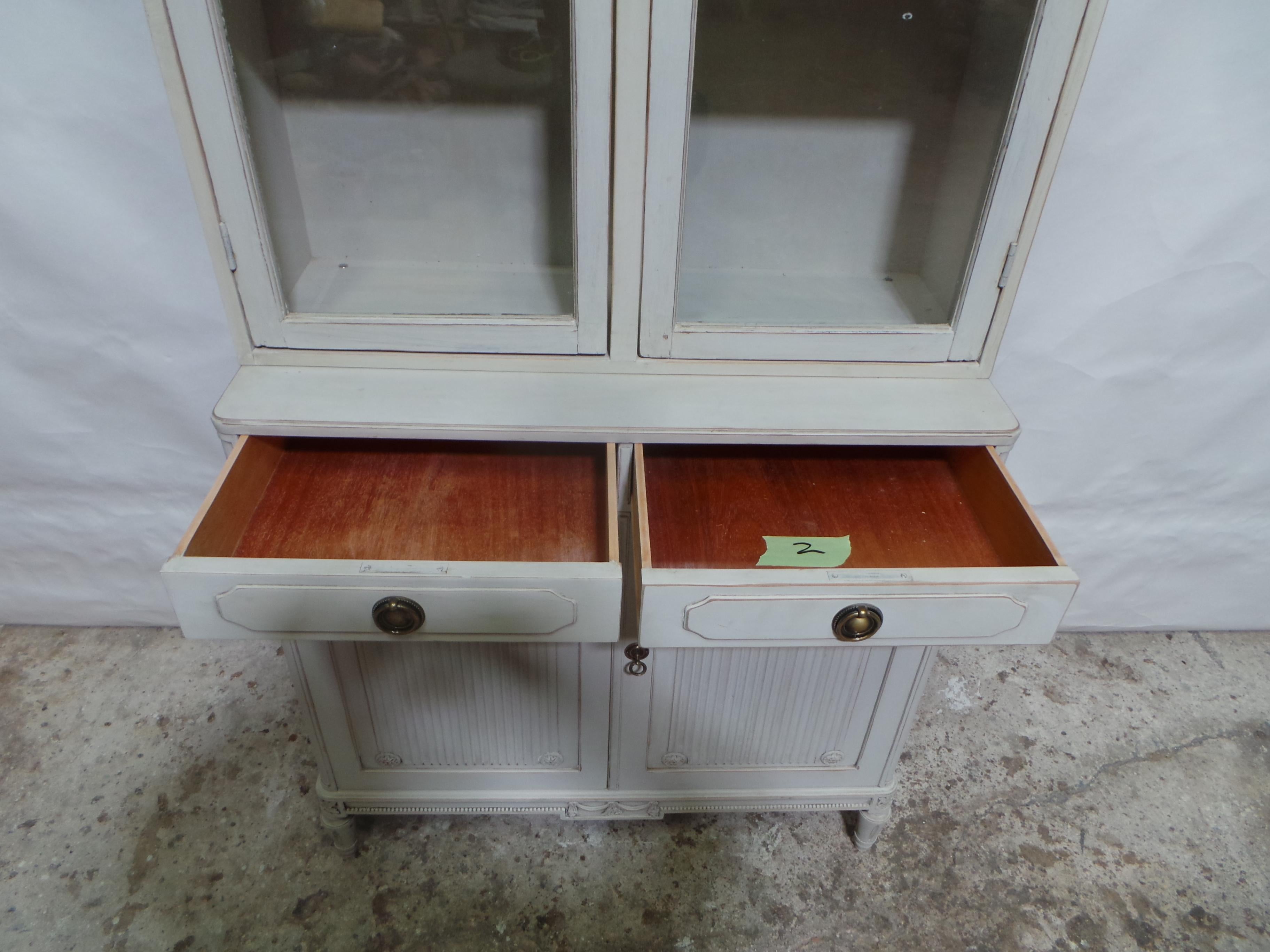 Schwedisches Hutch mit Glasplatte im Gustavianischen Stil (Mitte des 20. Jahrhunderts) im Angebot