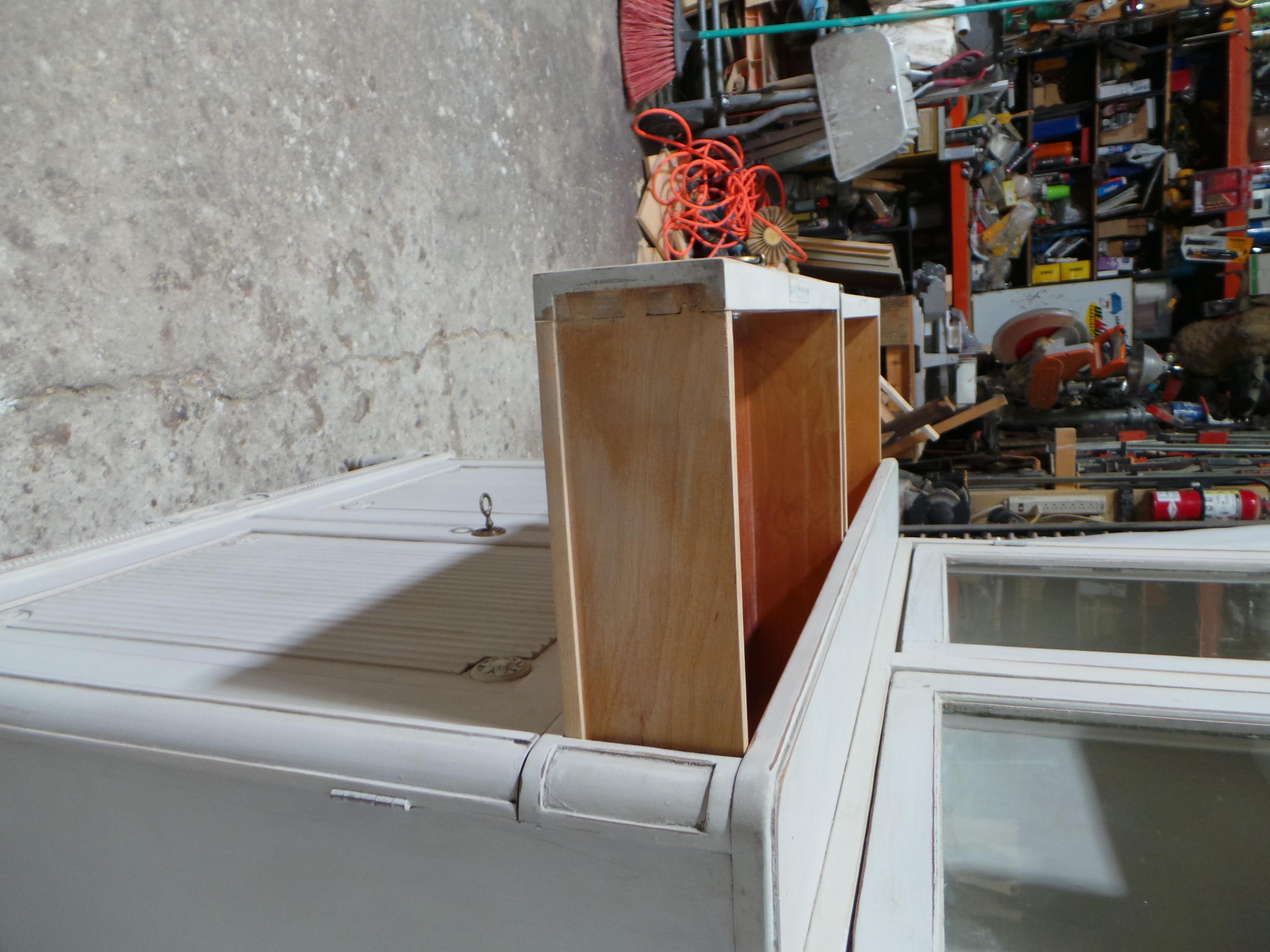 Schwedisches Hutch mit Glasplatte im Gustavianischen Stil (Holz) im Angebot
