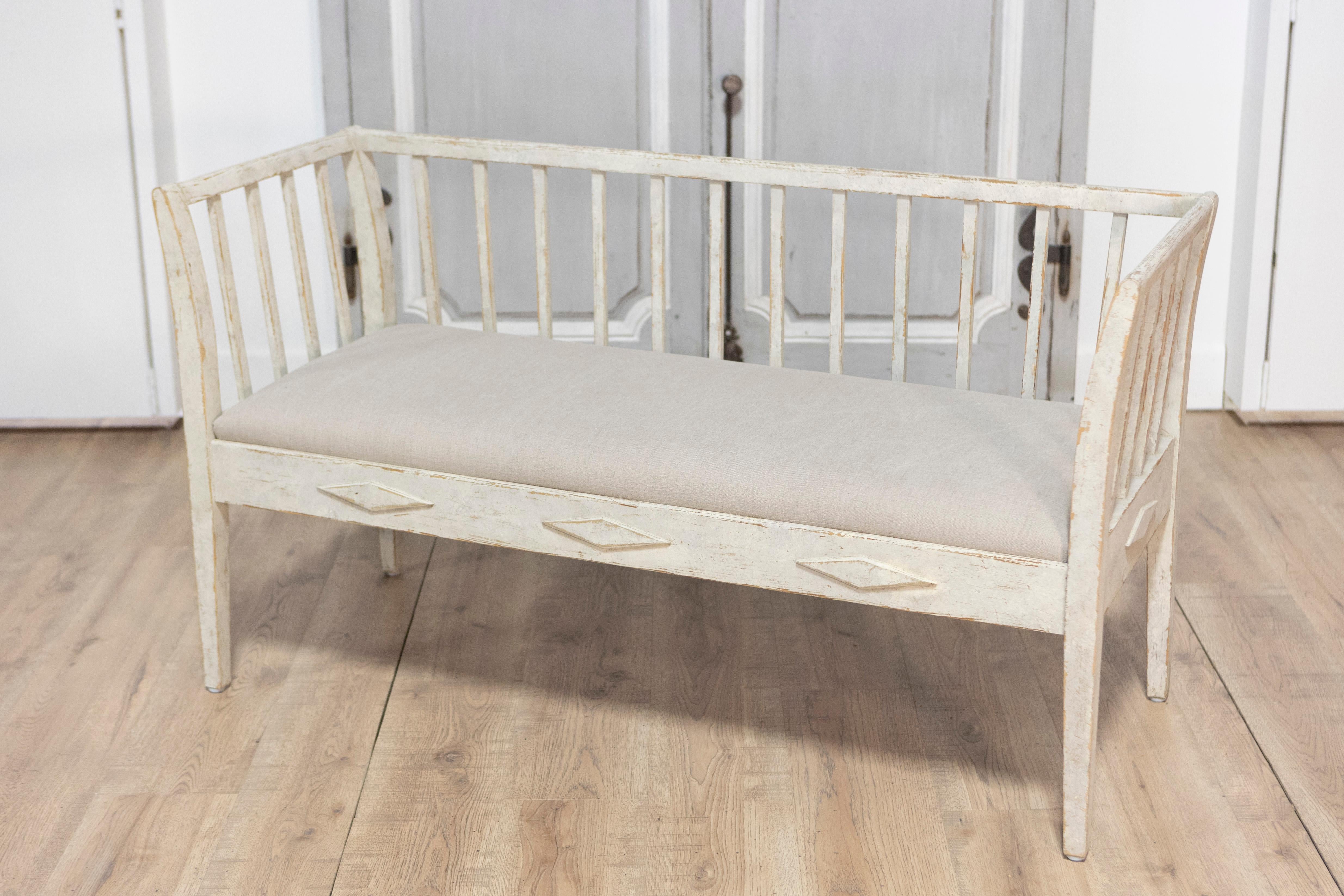 Swedish Gustavian Style Gray Painted Sofa Bench with Raised Diamond Motifs In Good Condition For Sale In Atlanta, GA