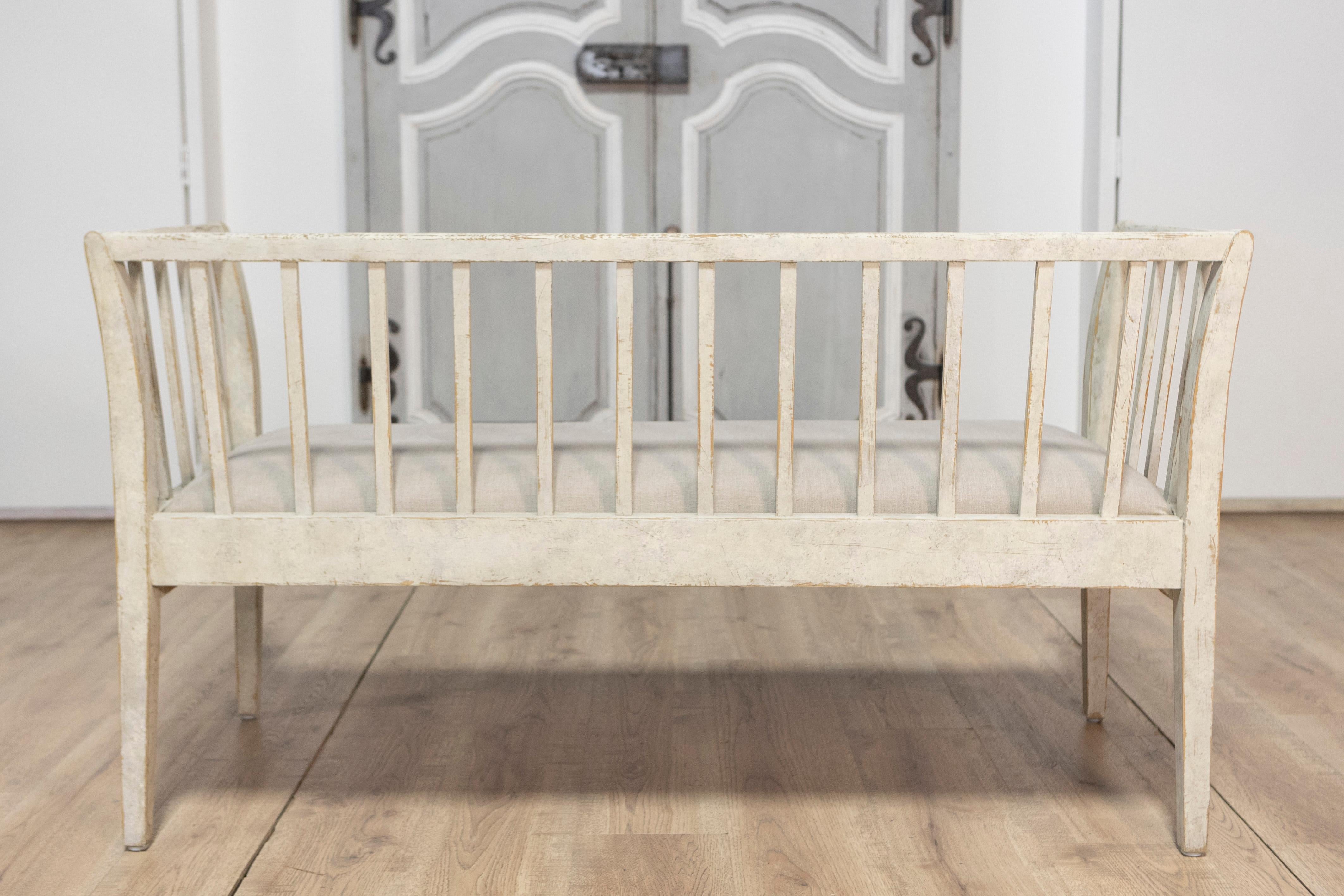 Swedish Gustavian Style Gray Painted Sofa Bench with Raised Diamond Motifs For Sale 1