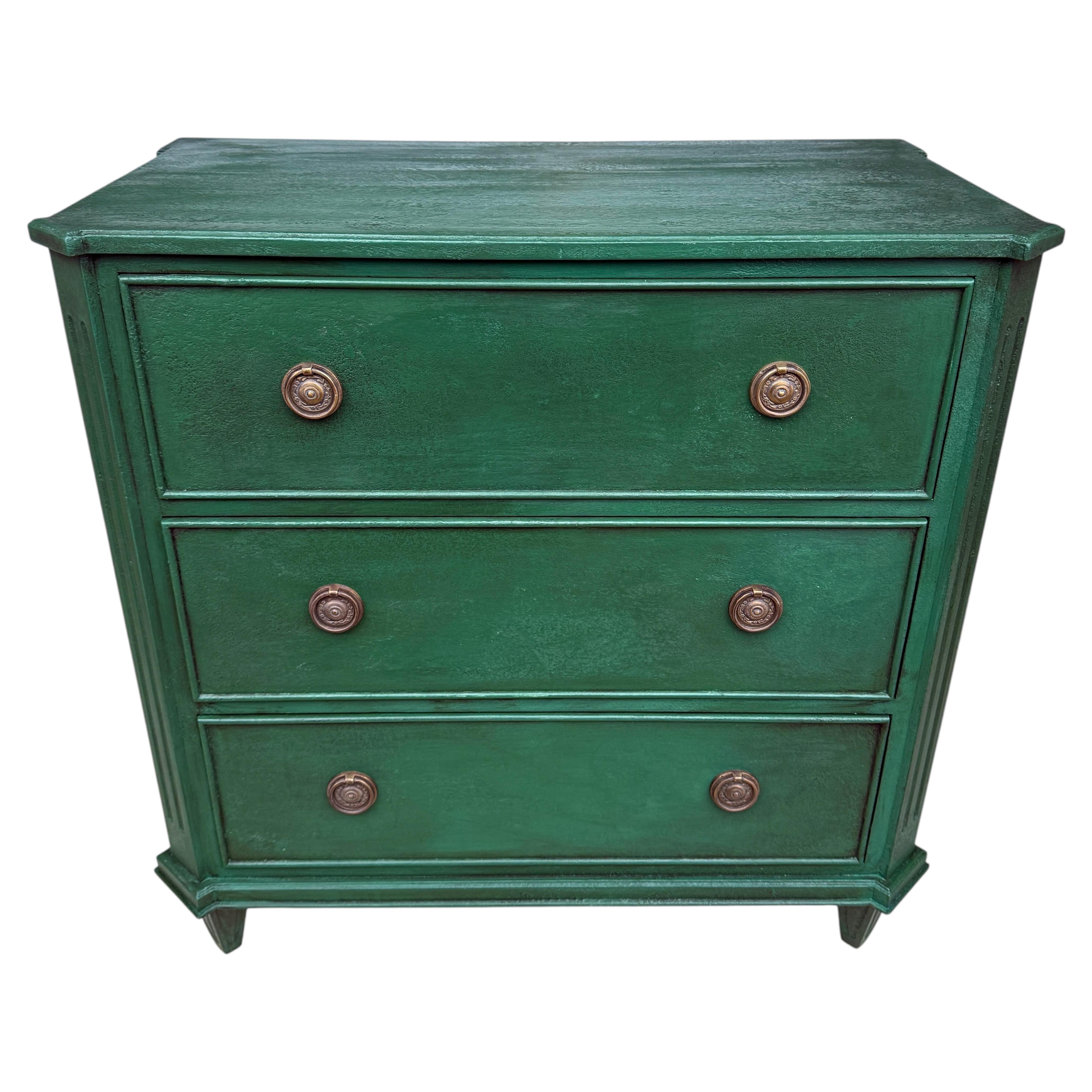 Cómoda Estilo Sueco Gustaviano Pintada de Verde en venta