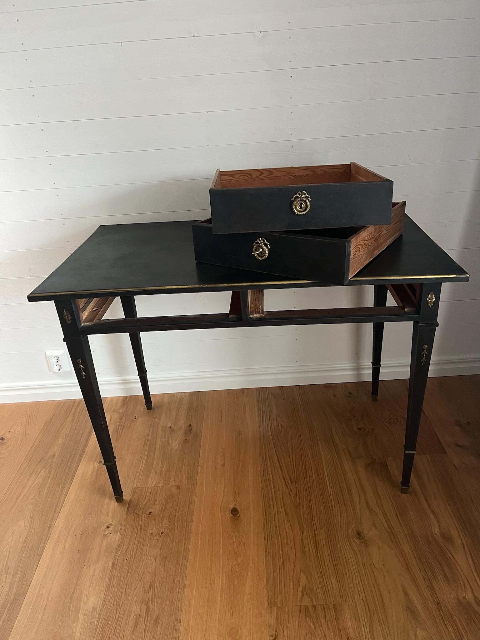 Swedish Gustavian Style Late 19th Century Painted Desk With Two Drawers In Good Condition In Kvidinge, SE