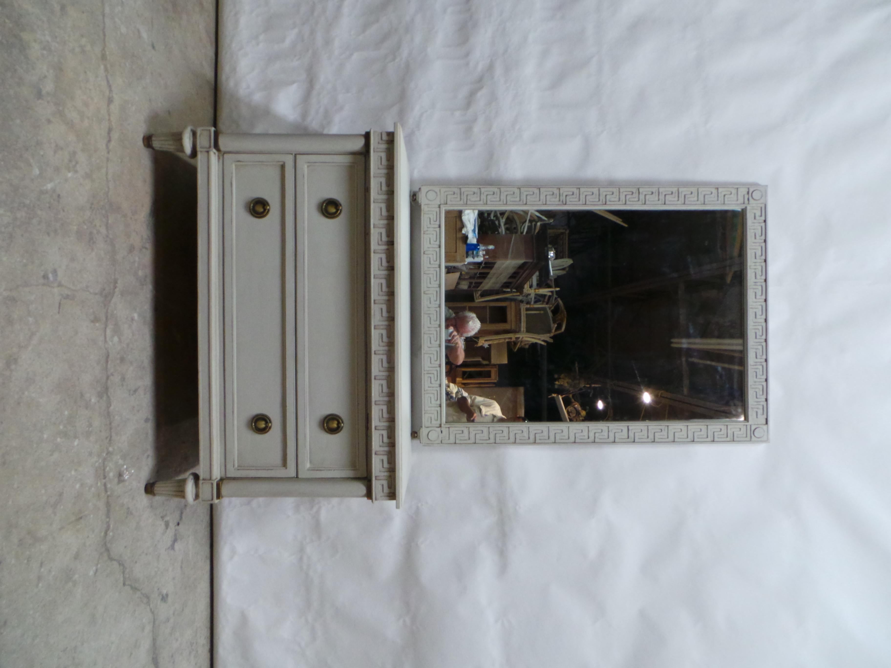 Dies ist eine einzigartige schwedische Gustavian Style Matching Mirror & Chest Of Drawers. Sie wurden restauriert und mit Milk Paints 