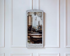 Espejo sueco de estilo Gustaviano en pátina de arena clara, hacia 1920