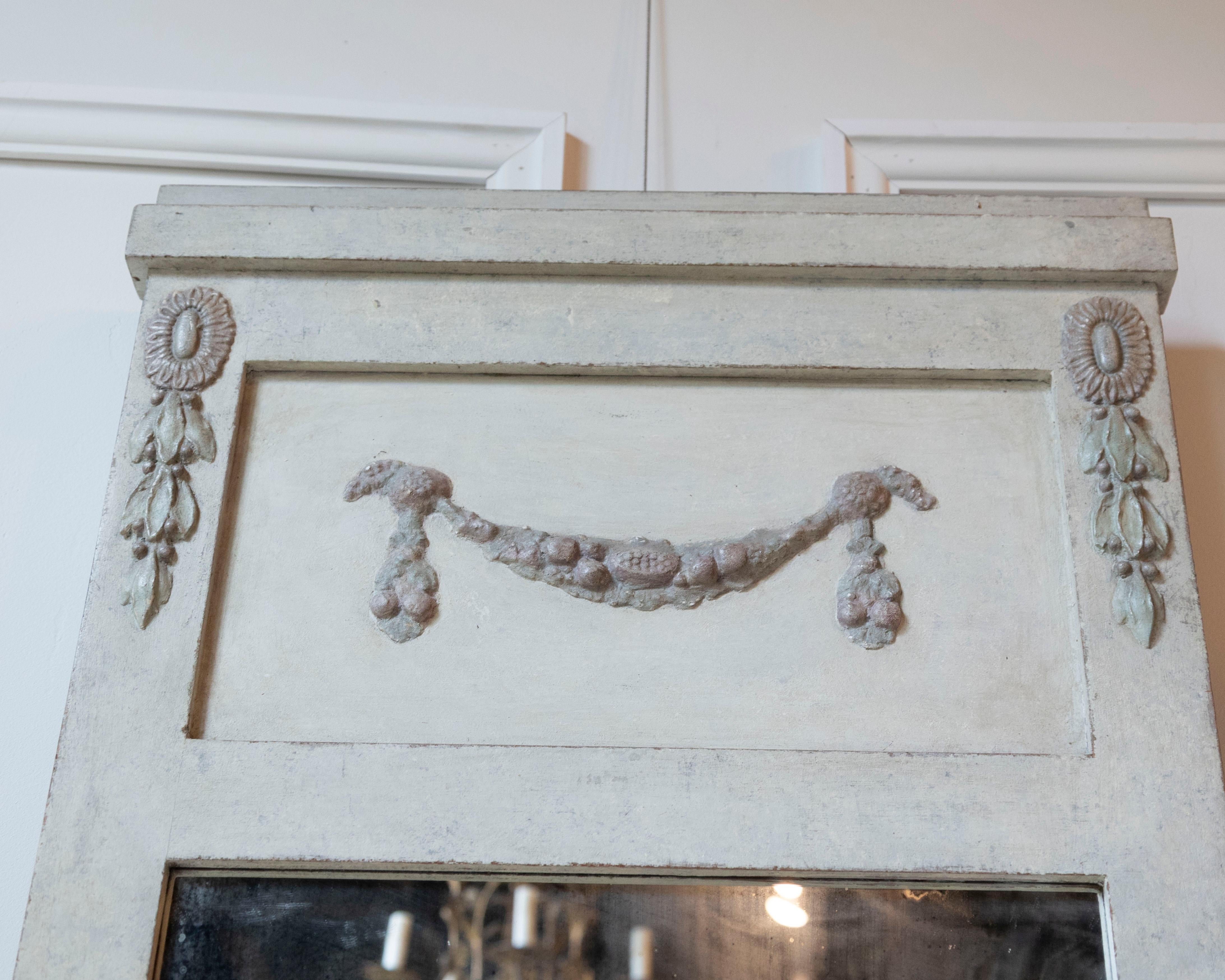 Swedish Gustavian Style Mirror with Garland Motif, circa 1920 In Good Condition For Sale In Atlanta, GA