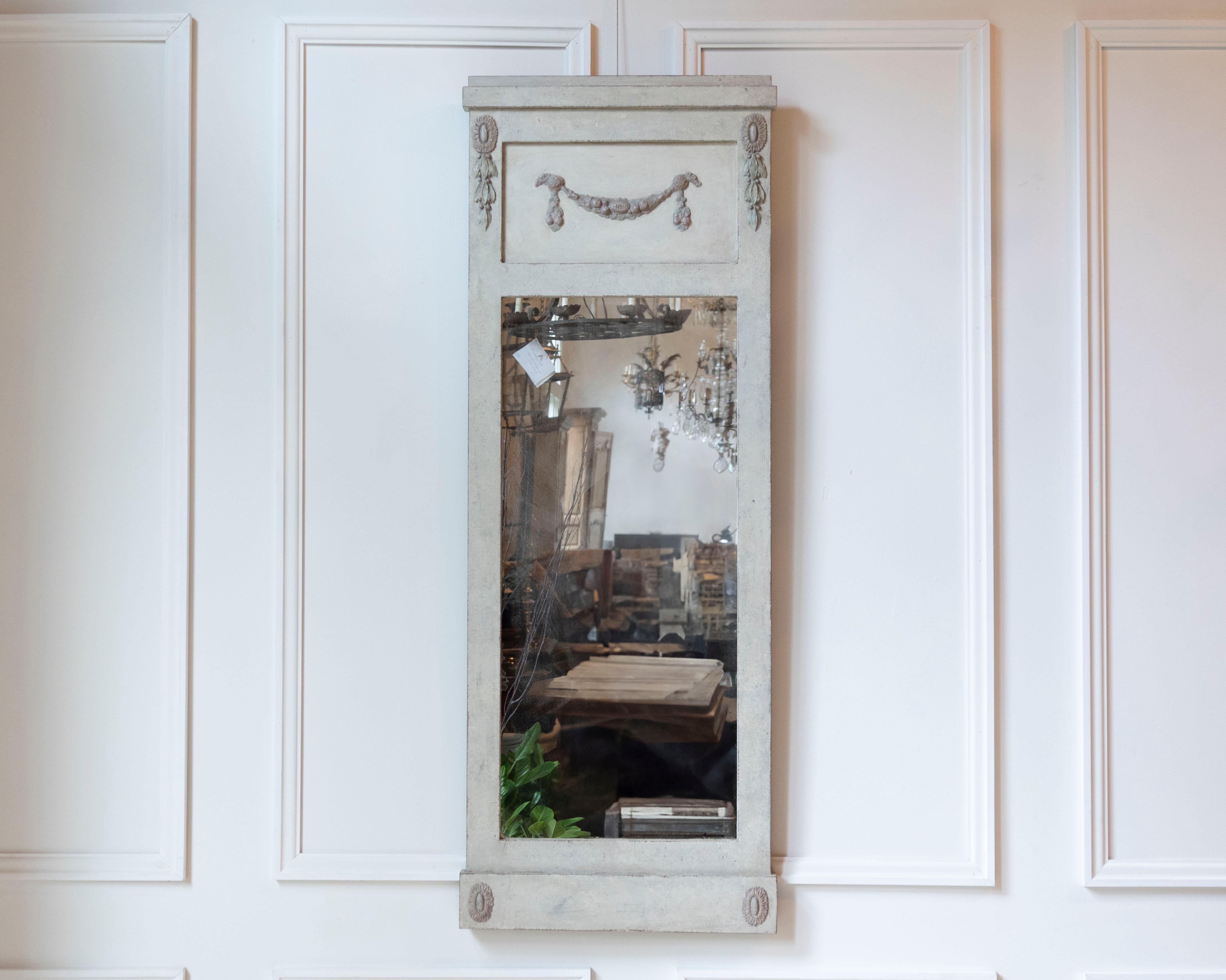 Swedish Gustavian Style Mirror with Garland Motif, circa 1920 For Sale 2