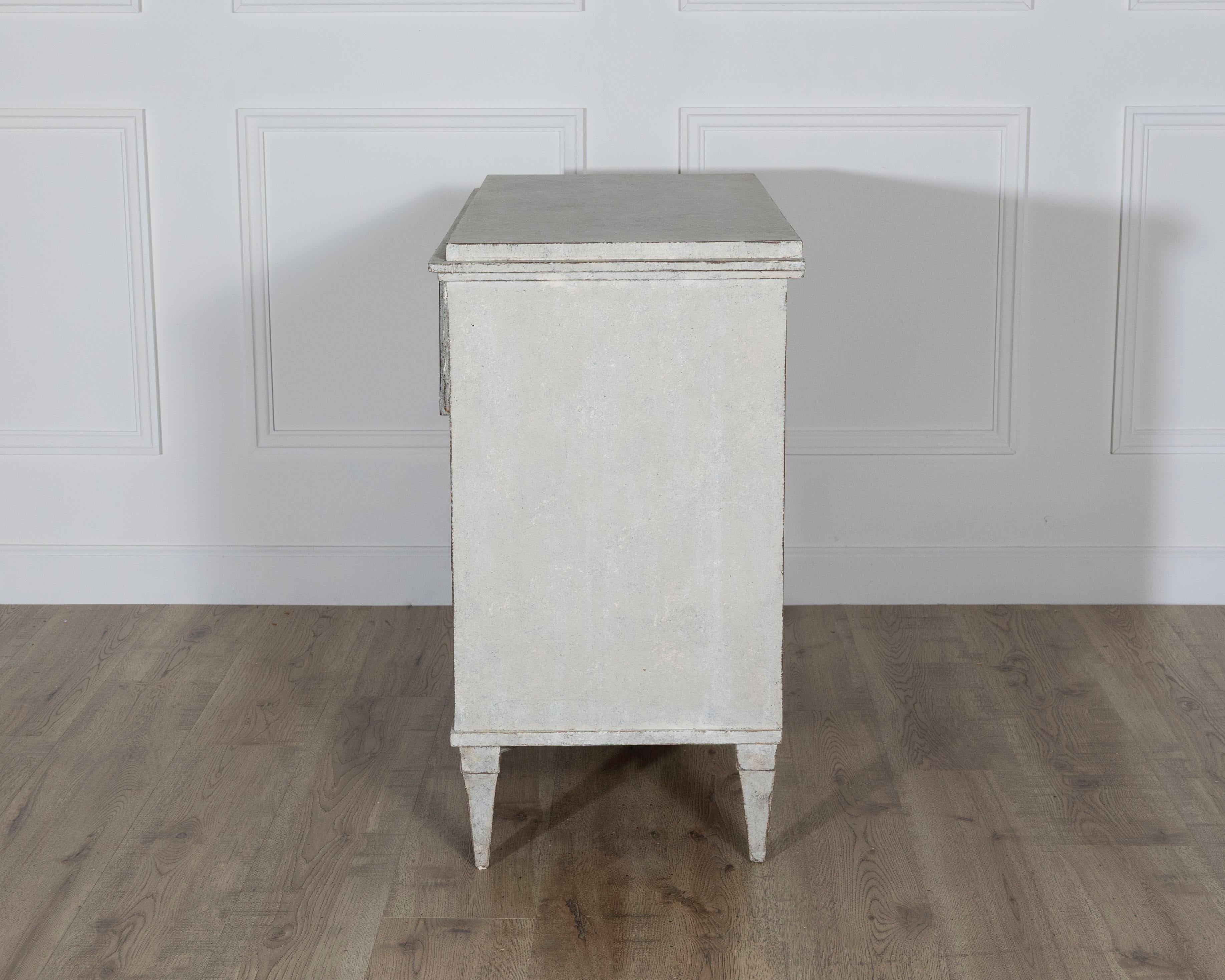 Swedish Gustavian Style Painted Chest of Drawers, Circa 1840 en vente 3