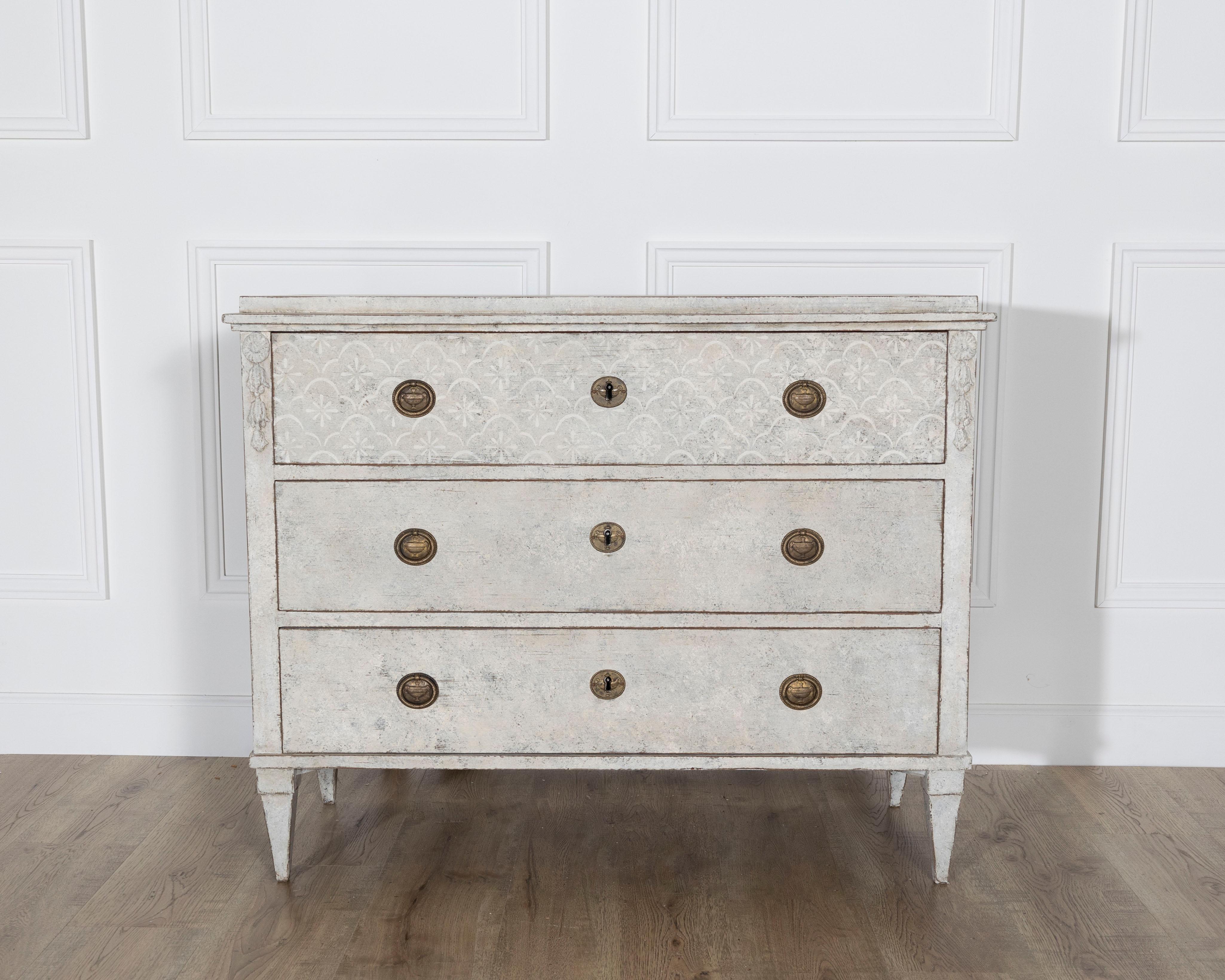 Gustavien Swedish Gustavian Style Painted Chest of Drawers, Circa 1840 en vente