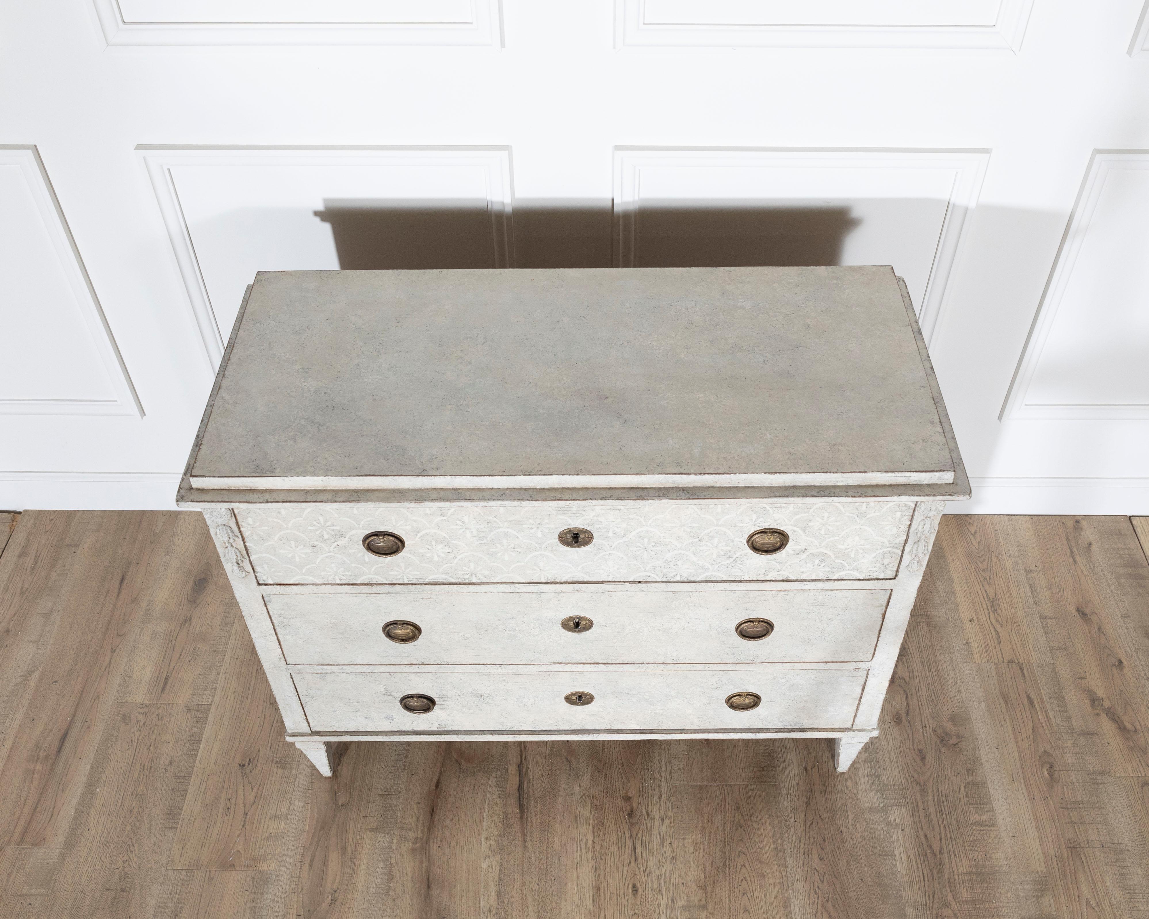 Suédois Swedish Gustavian Style Painted Chest of Drawers, Circa 1840 en vente