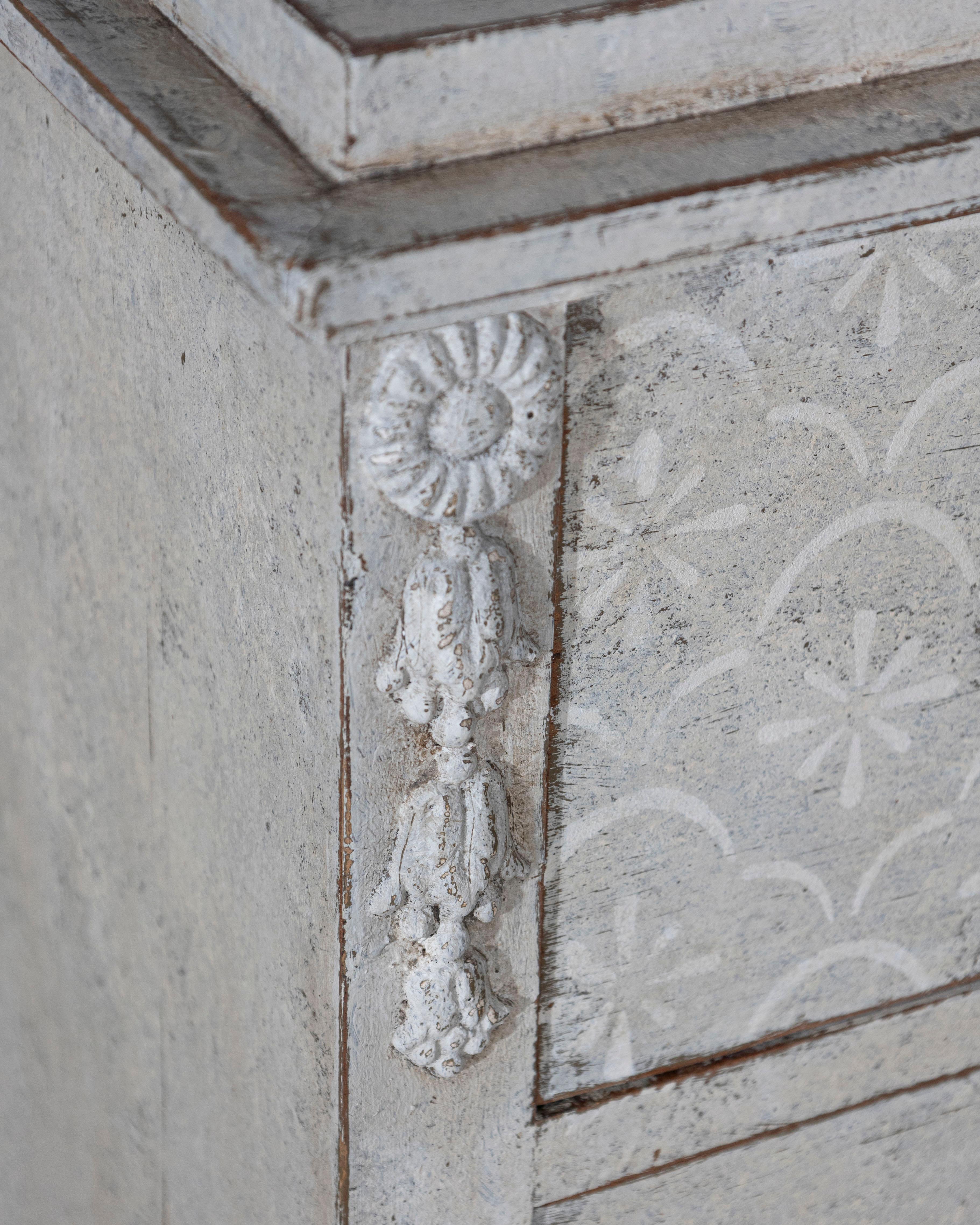Swedish Gustavian Style Painted Chest of Drawers, Circa 1840 Bon état - En vente à Atlanta, GA