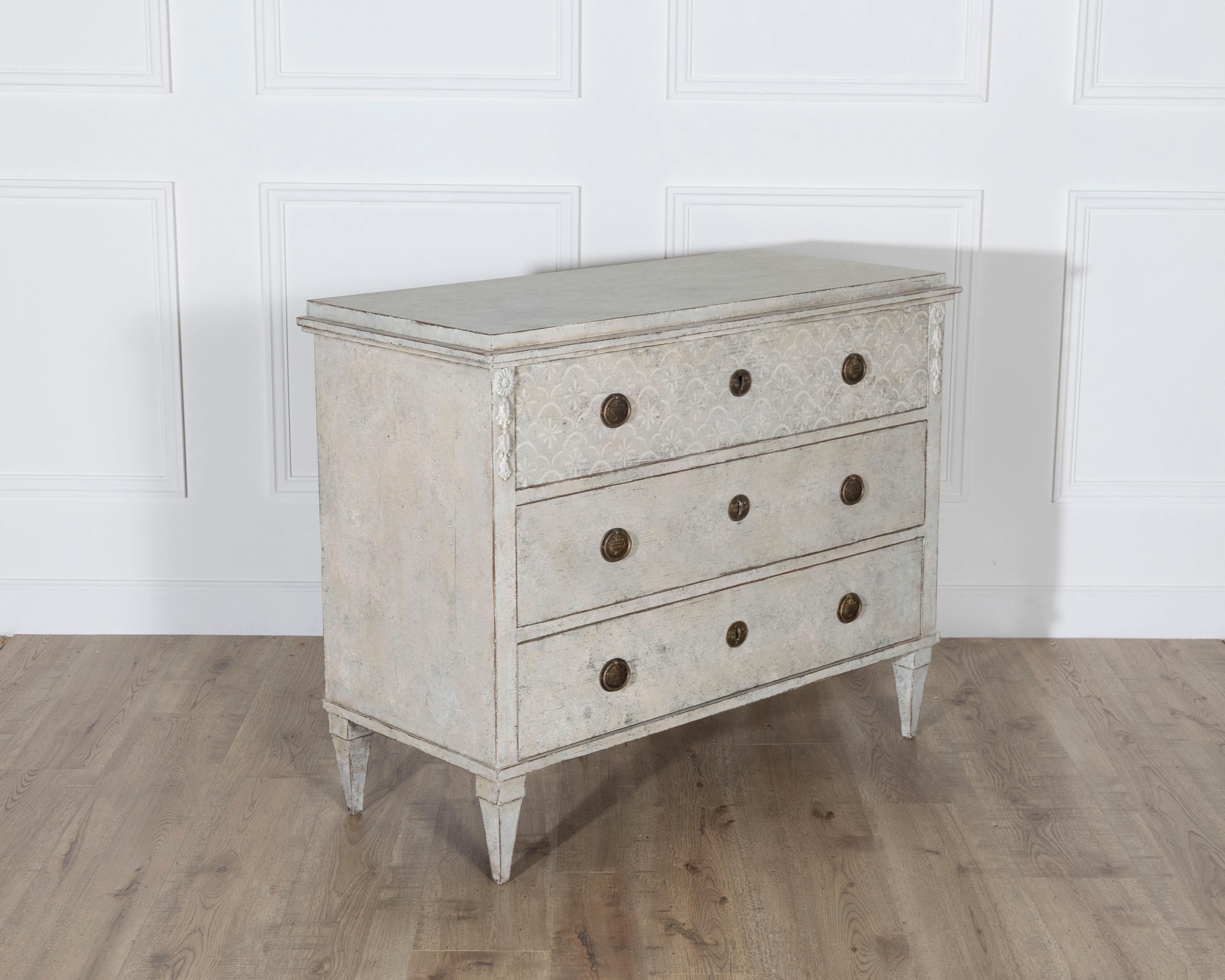 XIXe siècle Swedish Gustavian Style Painted Chest of Drawers, Circa 1840 en vente