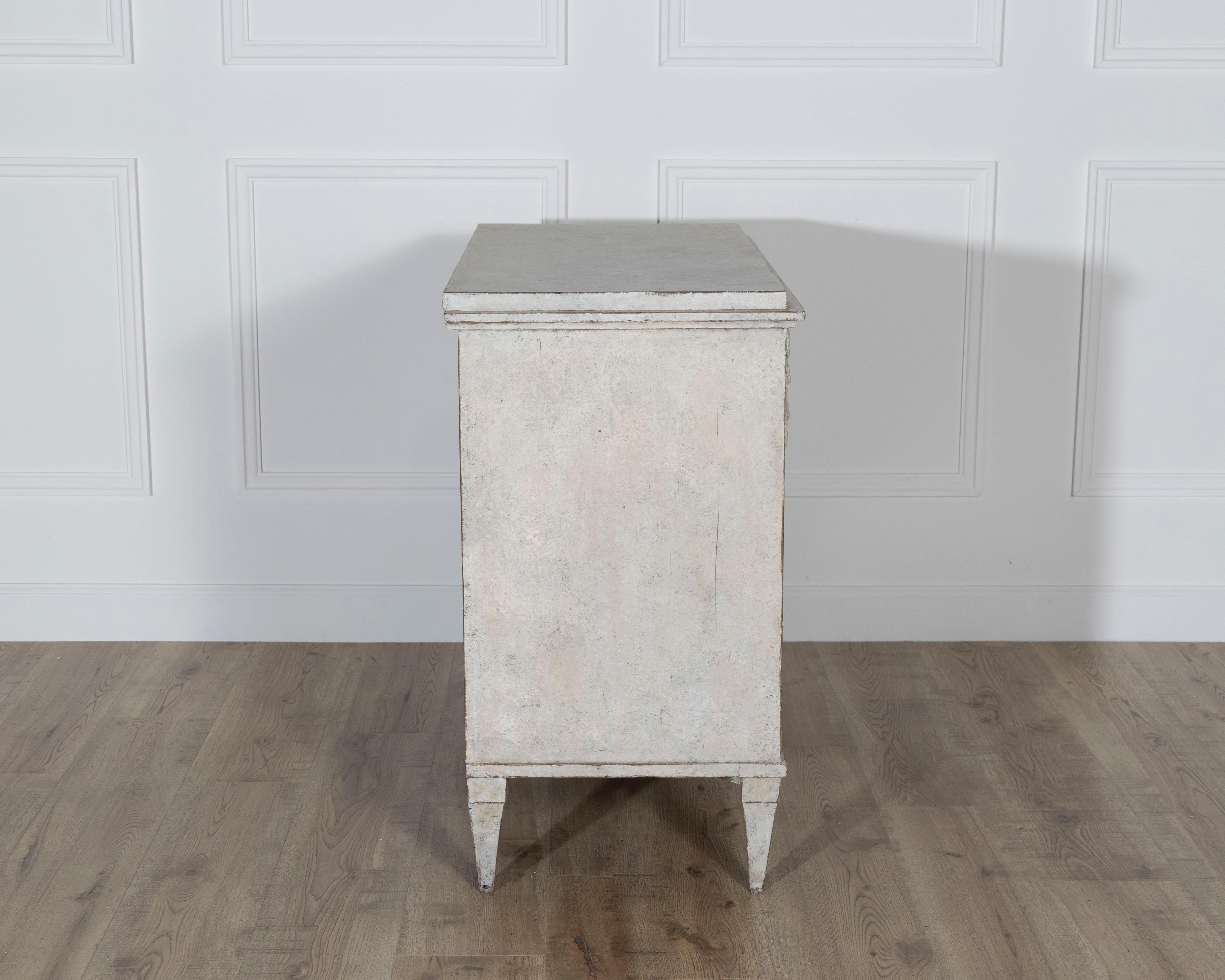 Swedish Gustavian Style Painted Chest of Drawers, Circa 1840 en vente 1