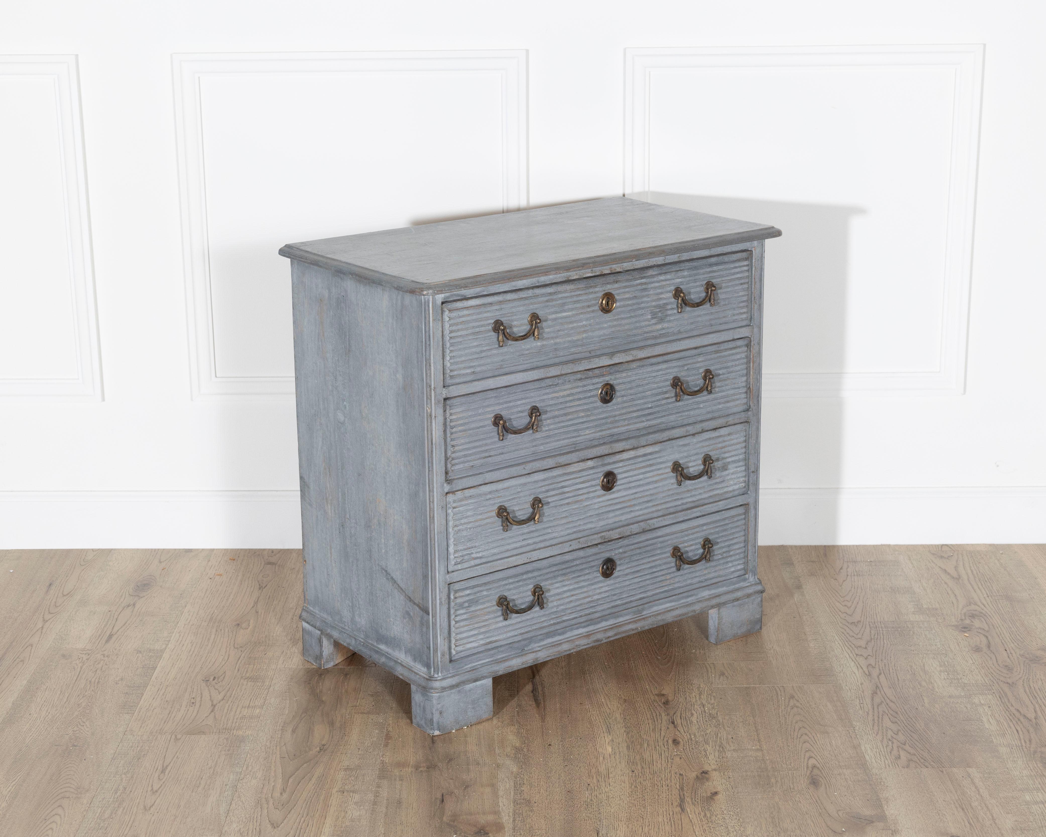 Swedish Gustavian Style Painted Chest of Drawers, circa 1960 In Good Condition For Sale In Atlanta, GA
