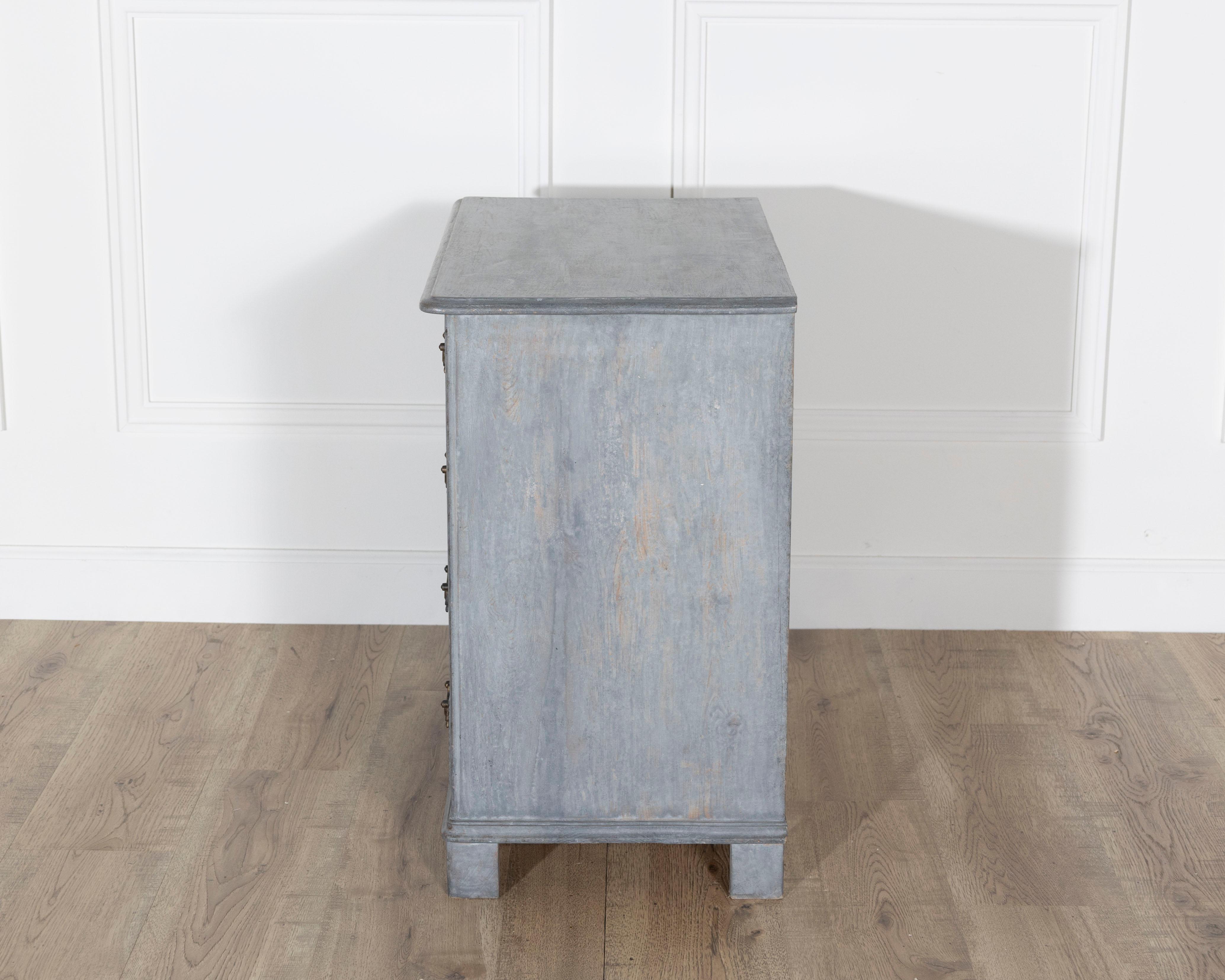 Swedish Gustavian Style Painted Chest of Drawers, circa 1960 For Sale 1
