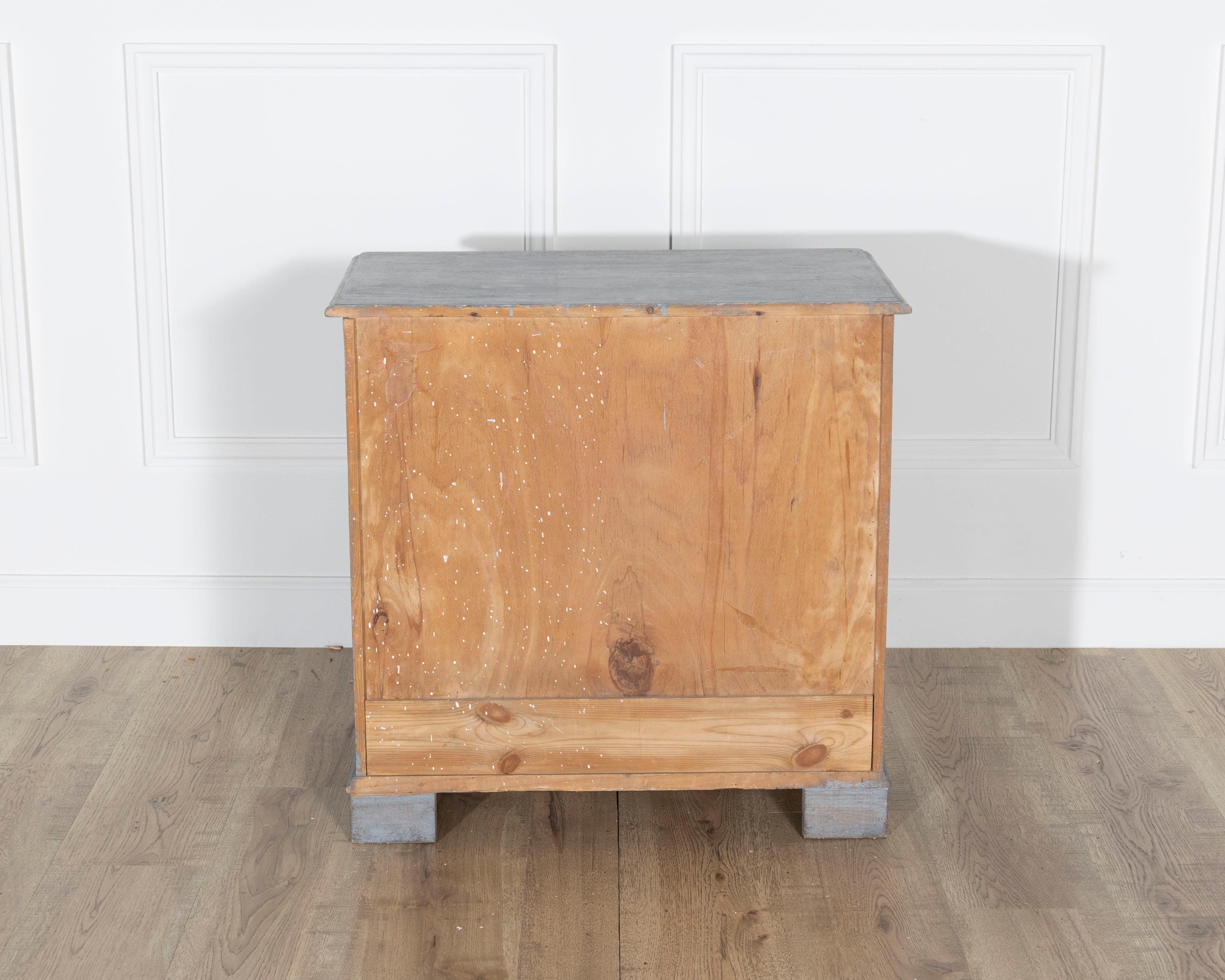 Swedish Gustavian Style Painted Chest of Drawers, circa 1960 For Sale 3