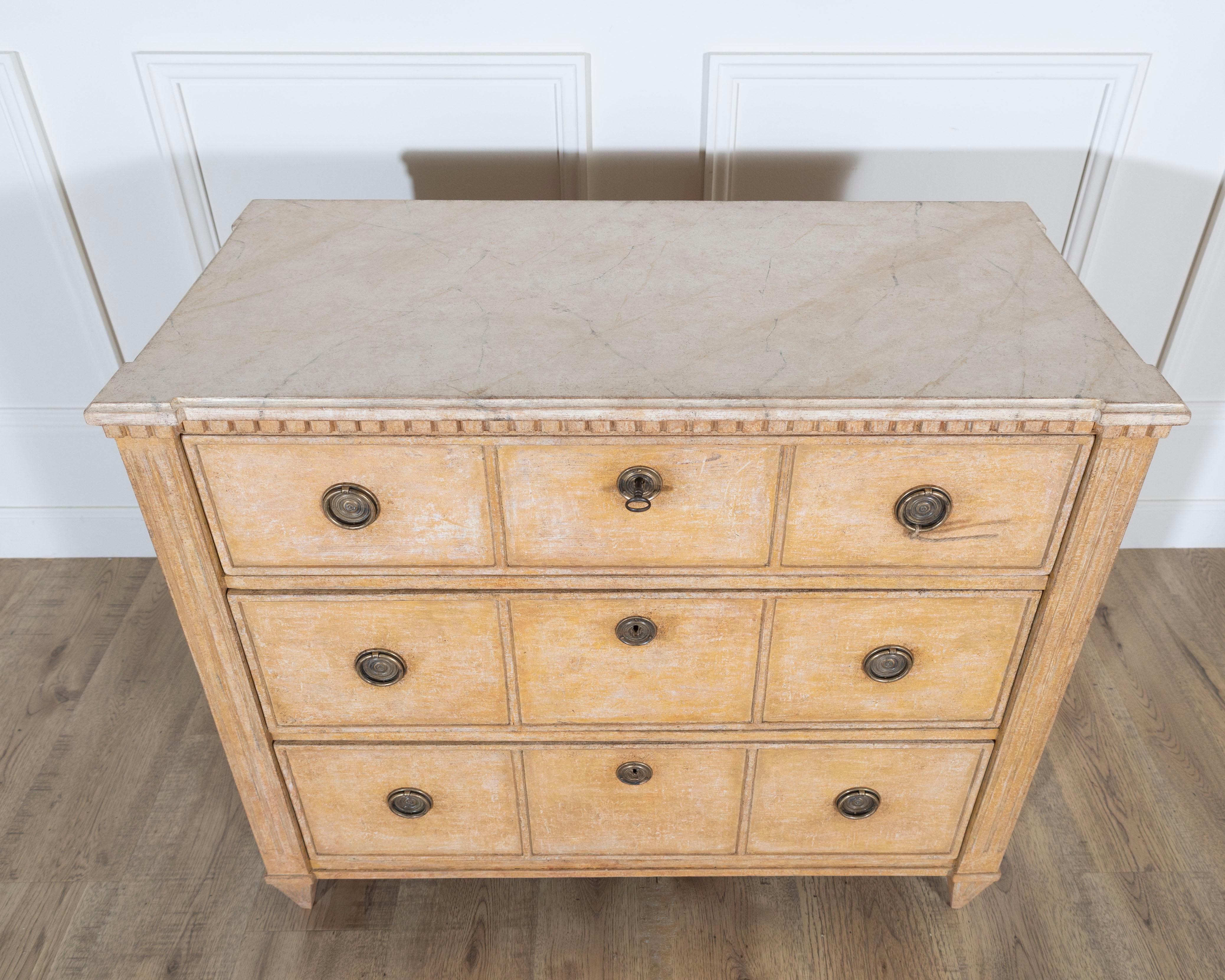 Gustaviano Cassettiera svedese dipinta in stile gustaviano in terra di Siena e bianco antico, Ci in vendita