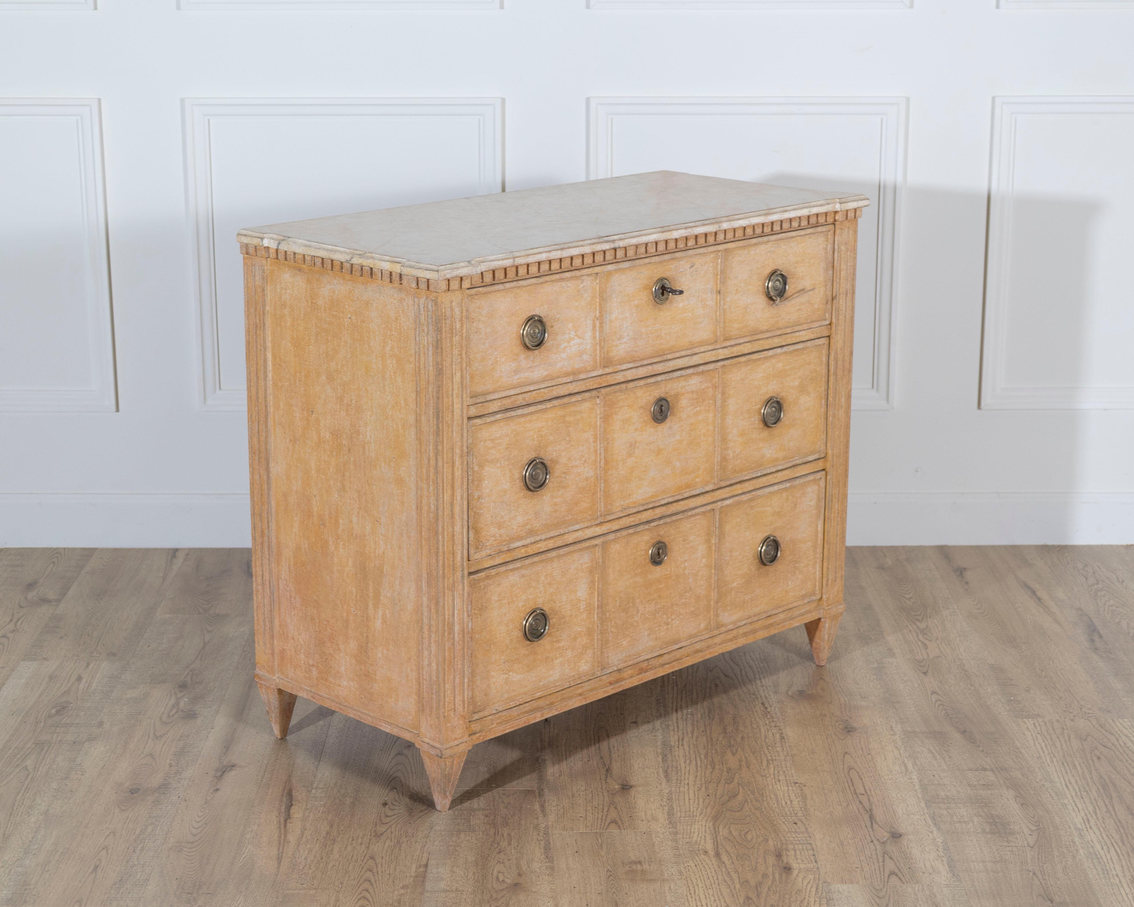 Svedese Cassettiera svedese dipinta in stile gustaviano in terra di Siena e bianco antico, Ci in vendita