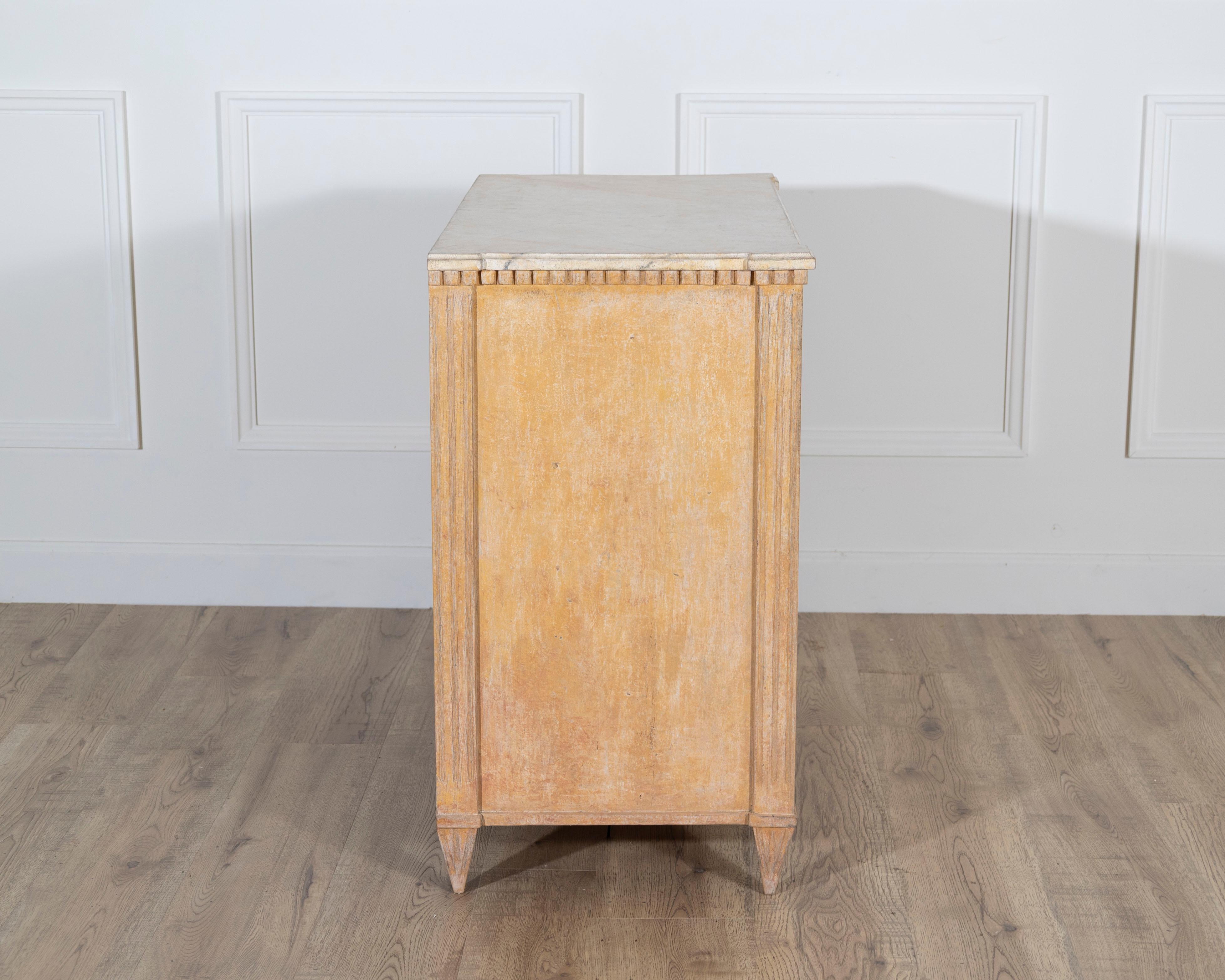 Cassettiera svedese dipinta in stile gustaviano in terra di Siena e bianco antico, Ci In condizioni buone in vendita a Atlanta, GA