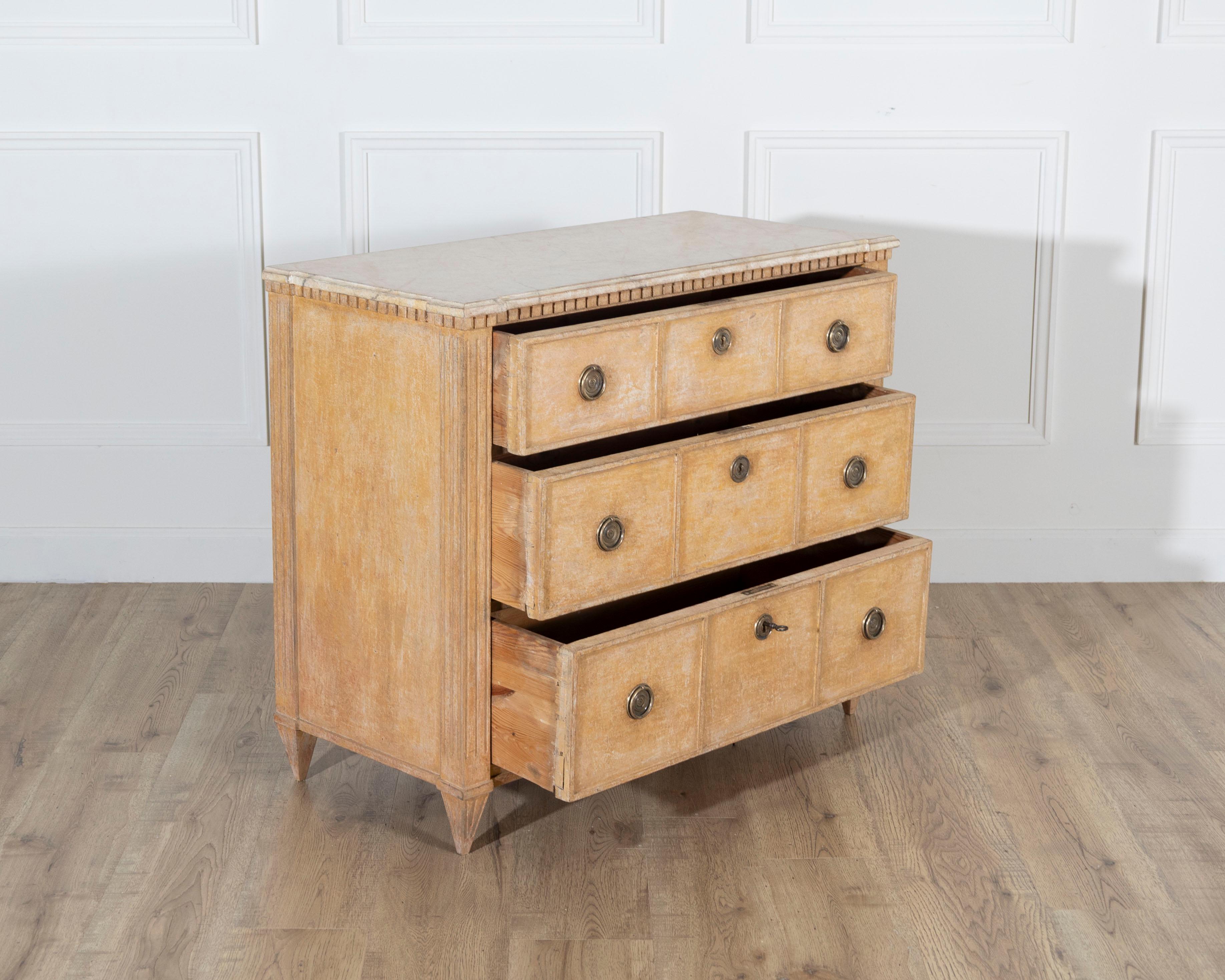 Fine XIX secolo Cassettiera svedese dipinta in stile gustaviano in terra di Siena e bianco antico, Ci in vendita