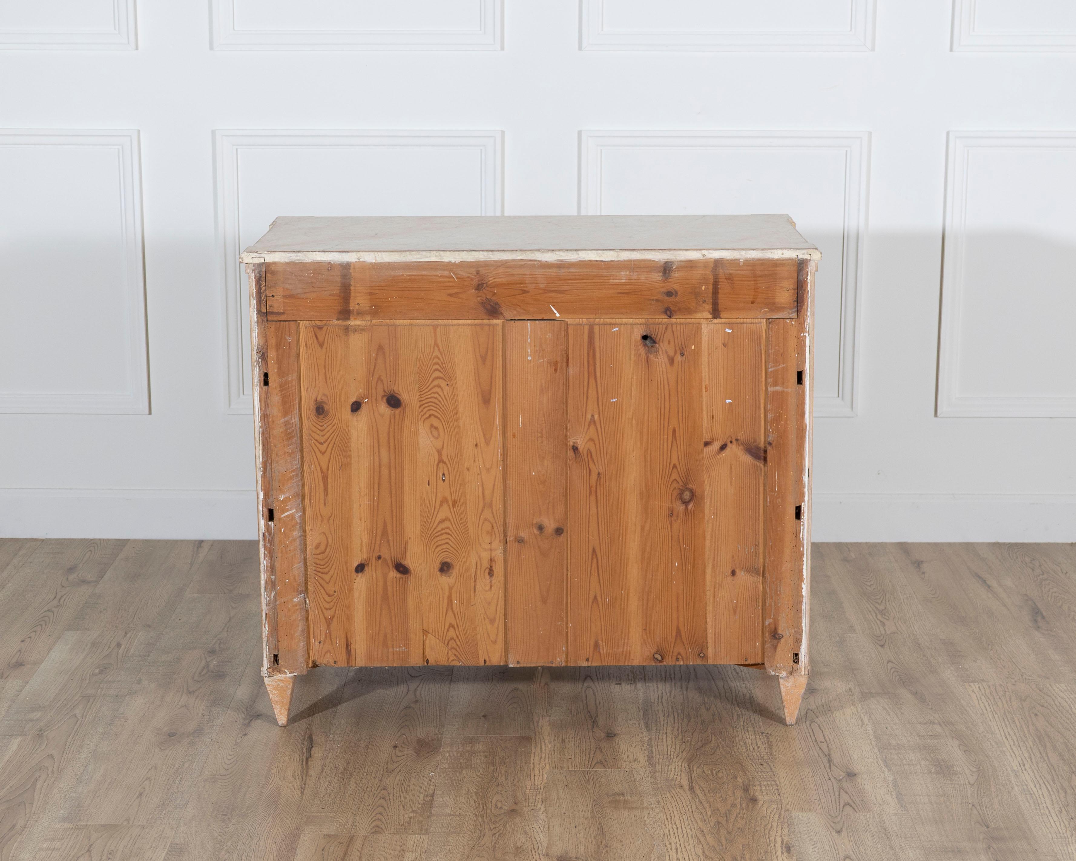 Pino Cassettiera svedese dipinta in stile gustaviano in terra di Siena e bianco antico, Ci in vendita