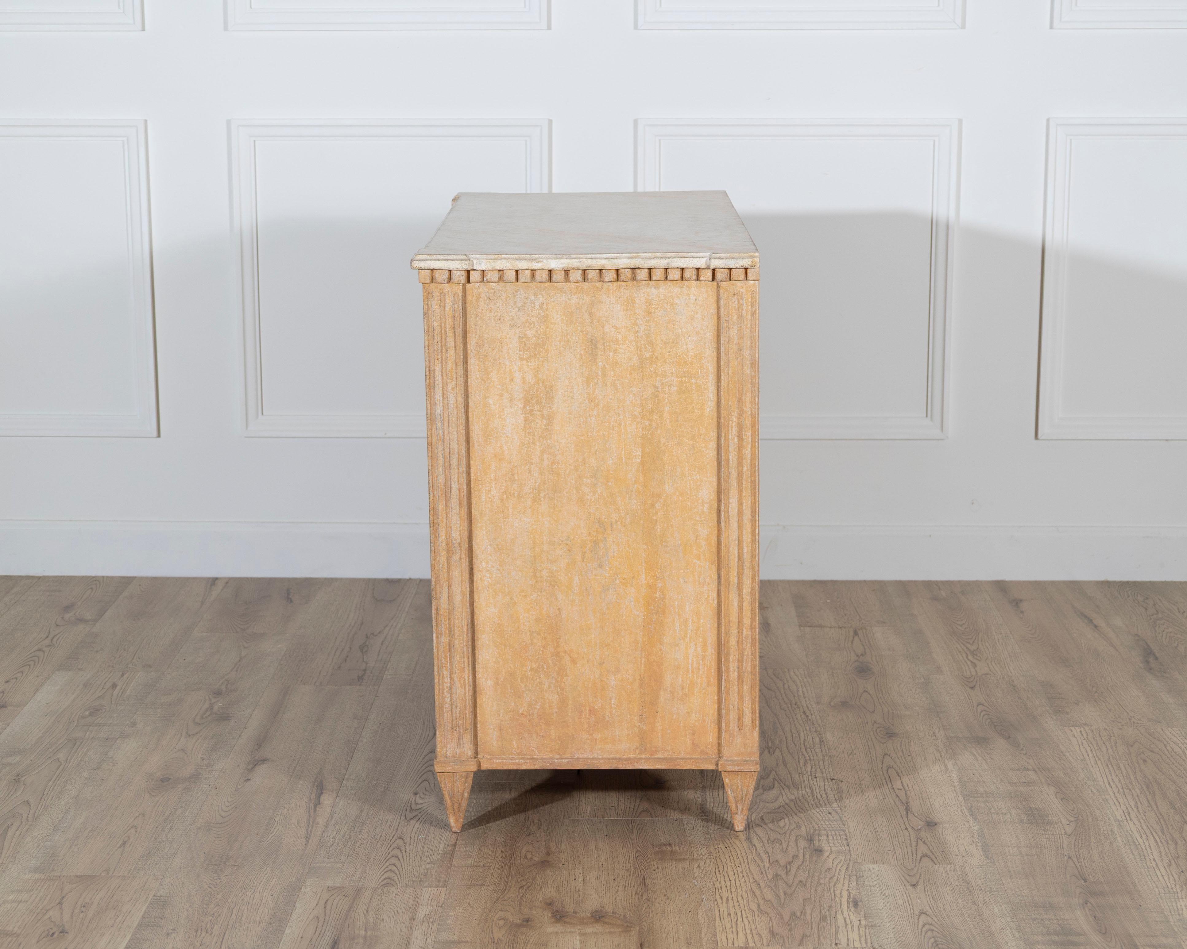 Cassettiera svedese dipinta in stile gustaviano in terra di Siena e bianco antico, Ci in vendita 1