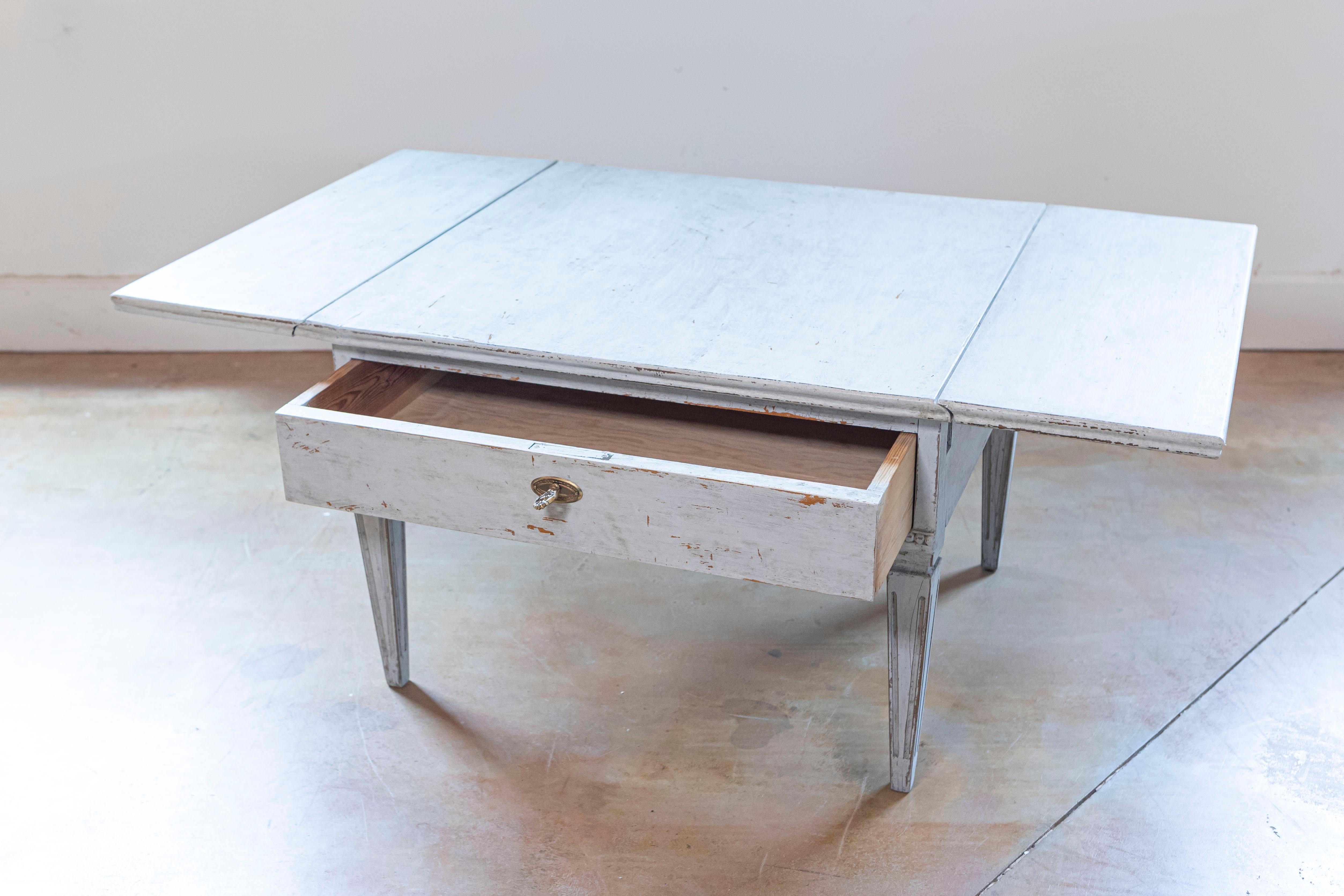 Swedish Gustavian Style Painted Coffee Table with Drop Leaves, 20th Century In Good Condition For Sale In Atlanta, GA