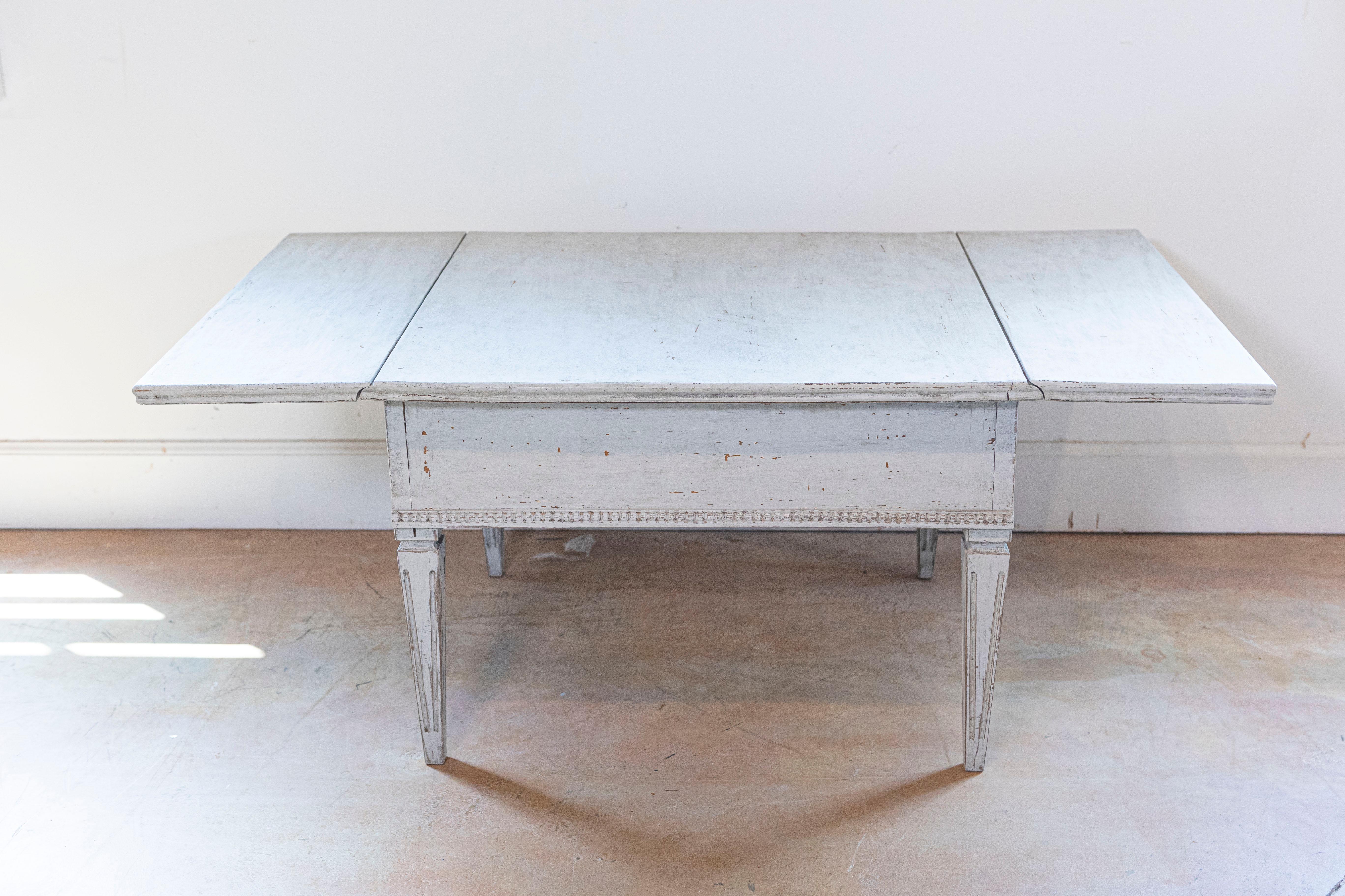 Swedish Gustavian Style Painted Coffee Table with Drop Leaves, 20th Century For Sale 1