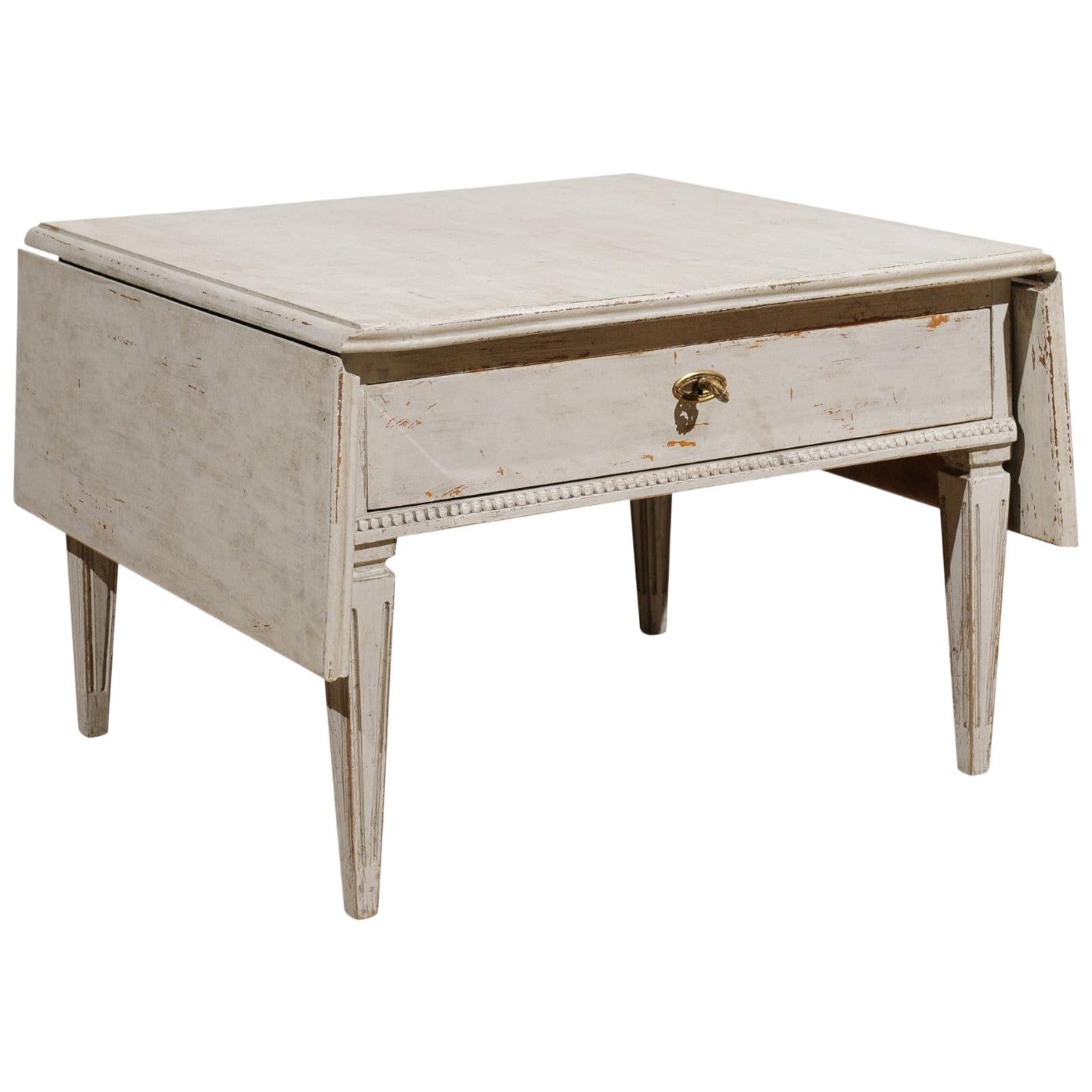 Table basse suédoise de style gustavien peinte avec feuilles tombantes, 20ème siècle