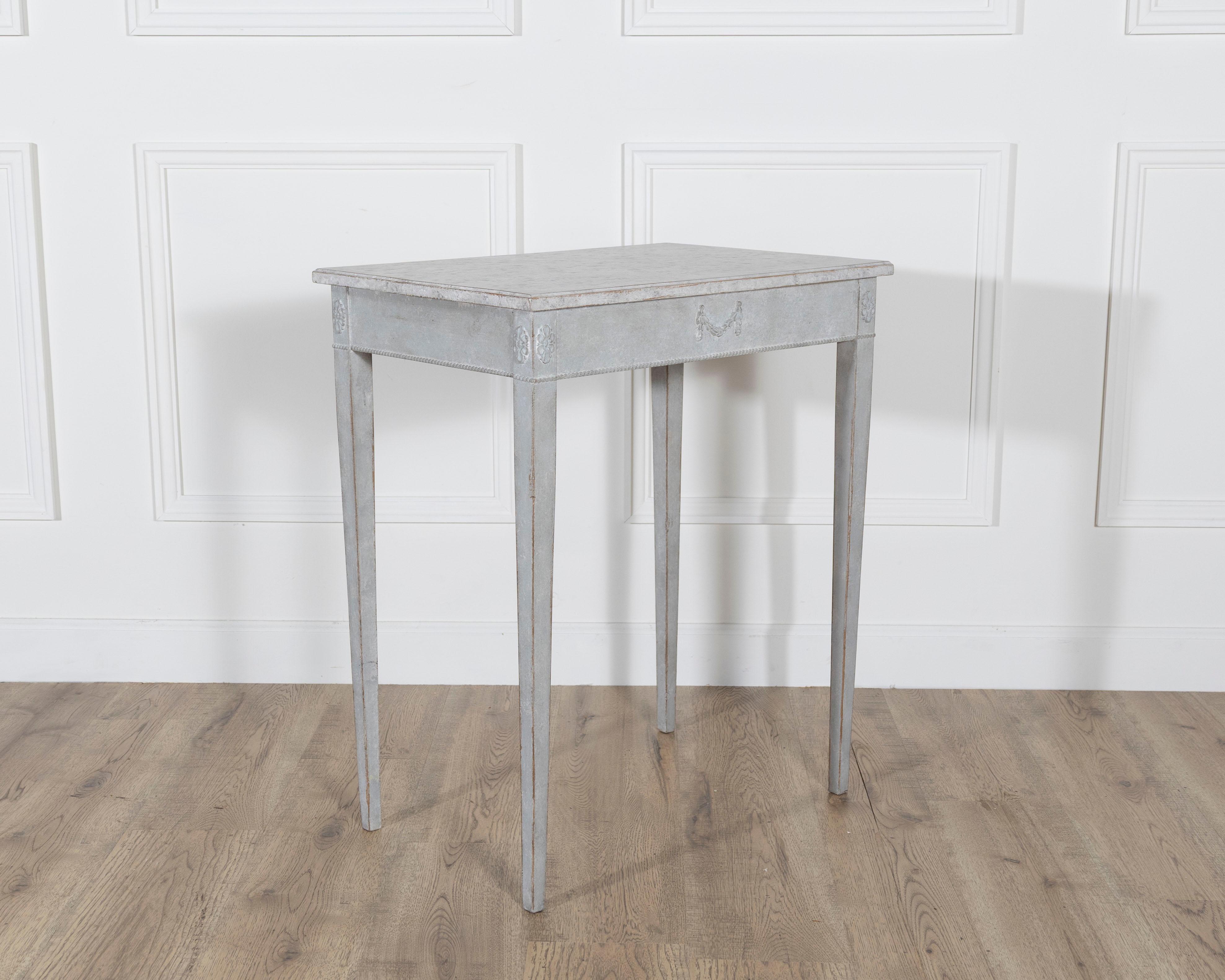 Svedese Tavolo da console svedese dipinto in stile gustaviano, CIRCA 1880 in vendita