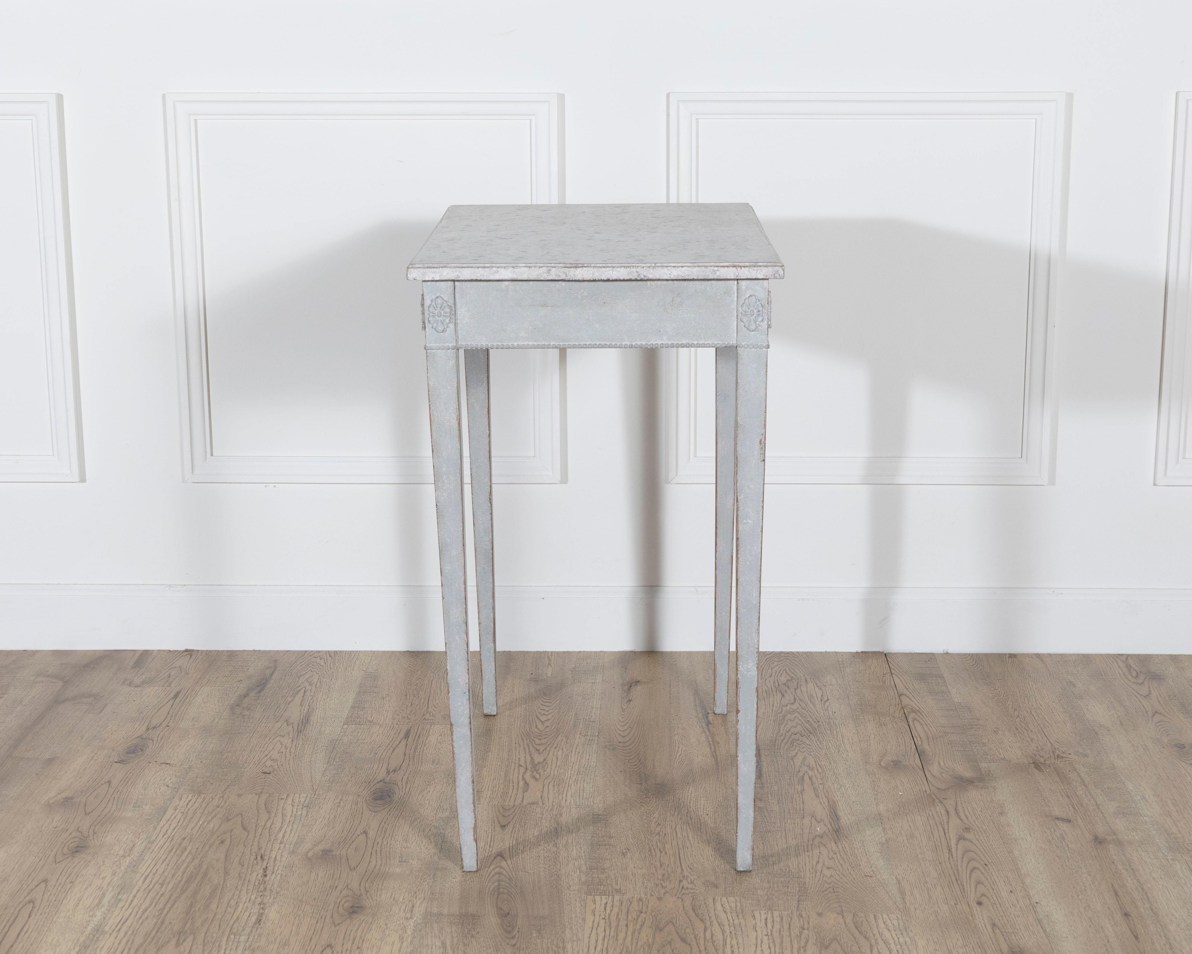 Intagliato Tavolo da console svedese dipinto in stile gustaviano, CIRCA 1880 in vendita