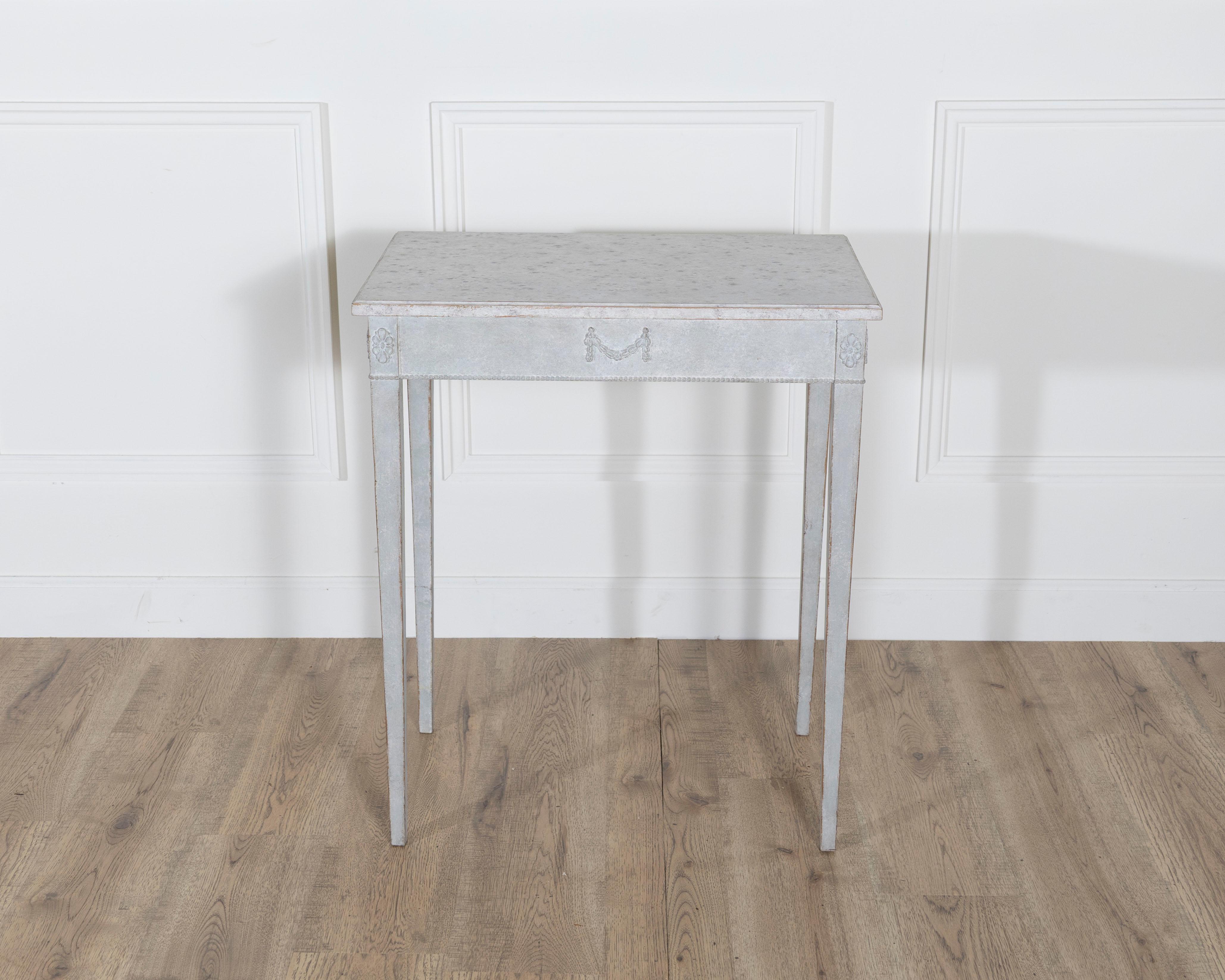 XIX secolo Tavolo da console svedese dipinto in stile gustaviano, CIRCA 1880 in vendita