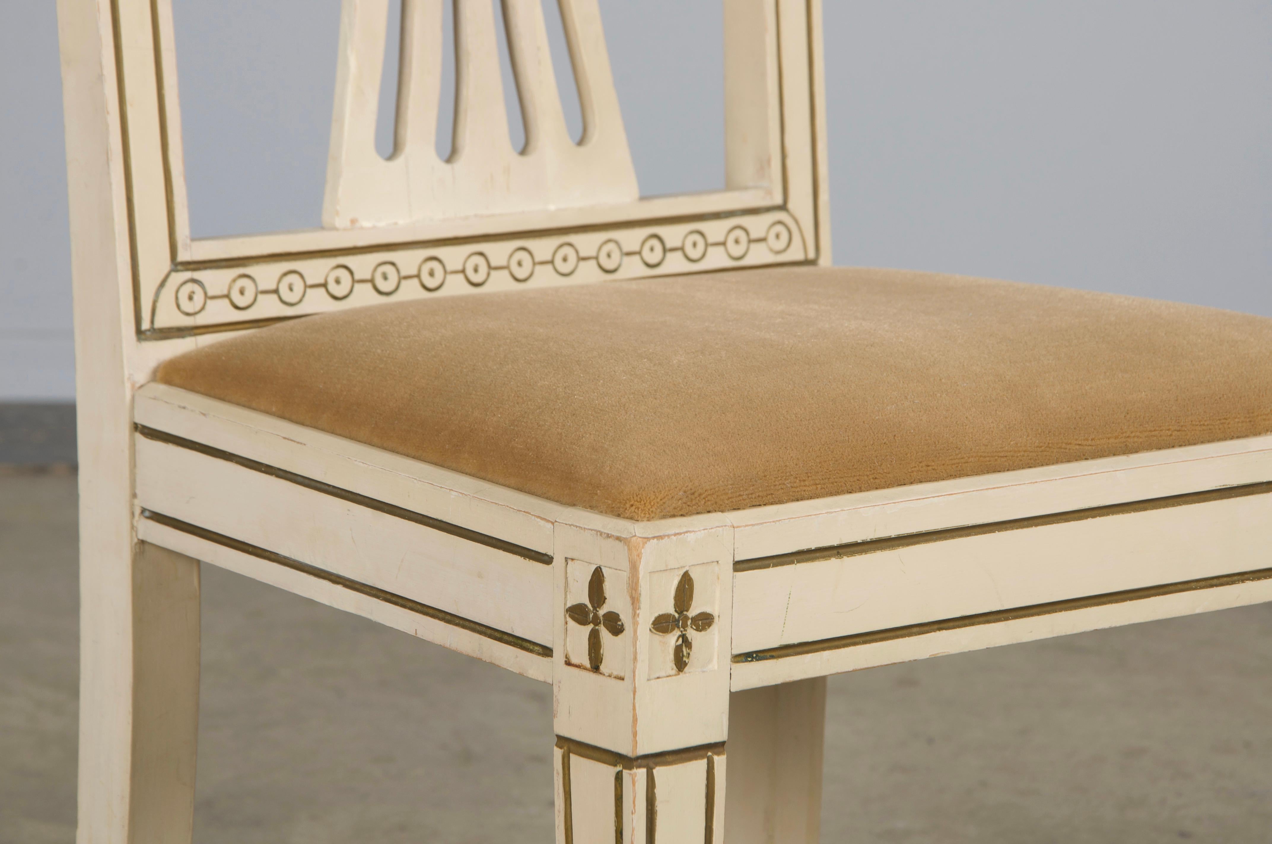Schwedische bemalte Esszimmerstühle im Gustavianischen Stil mit beigefarbenem Samt - 6er-Set im Angebot 6