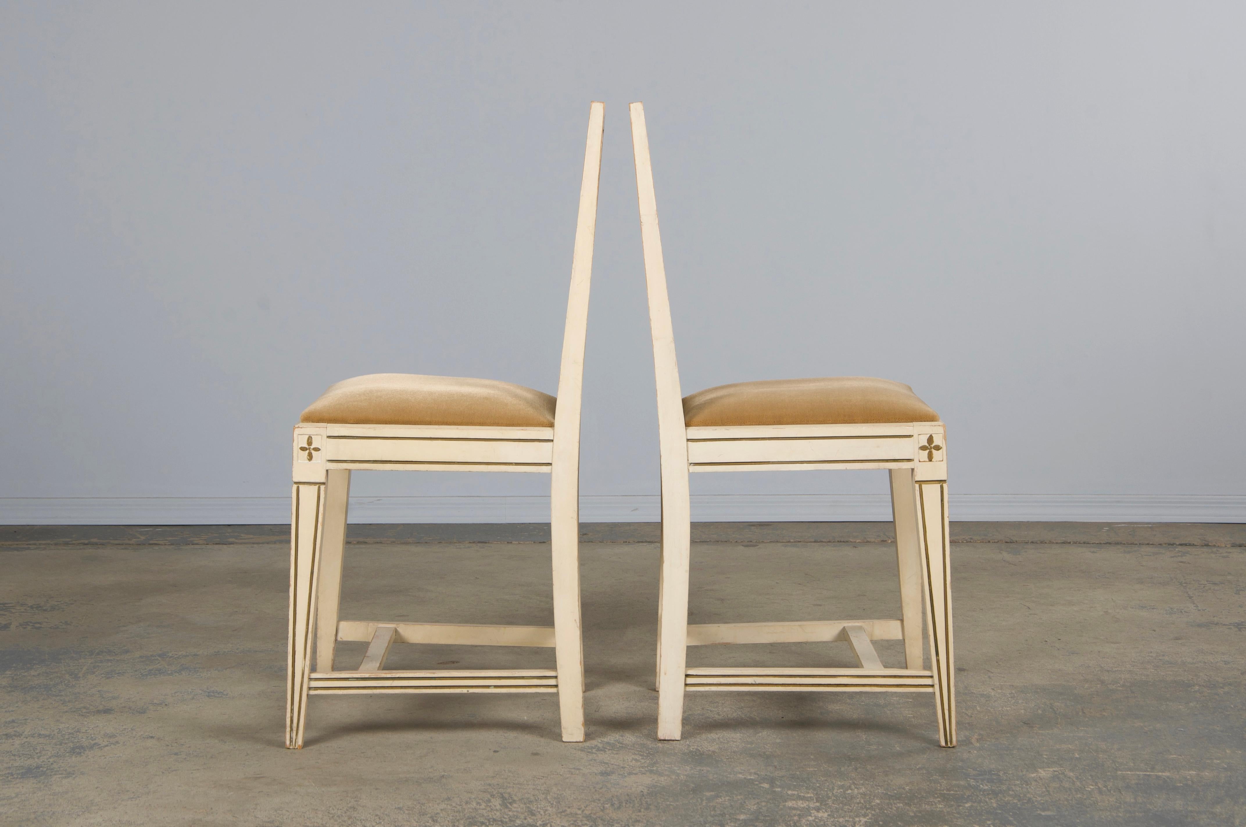 Schwedische bemalte Esszimmerstühle im Gustavianischen Stil mit beigefarbenem Samt - 6er-Set im Angebot 8
