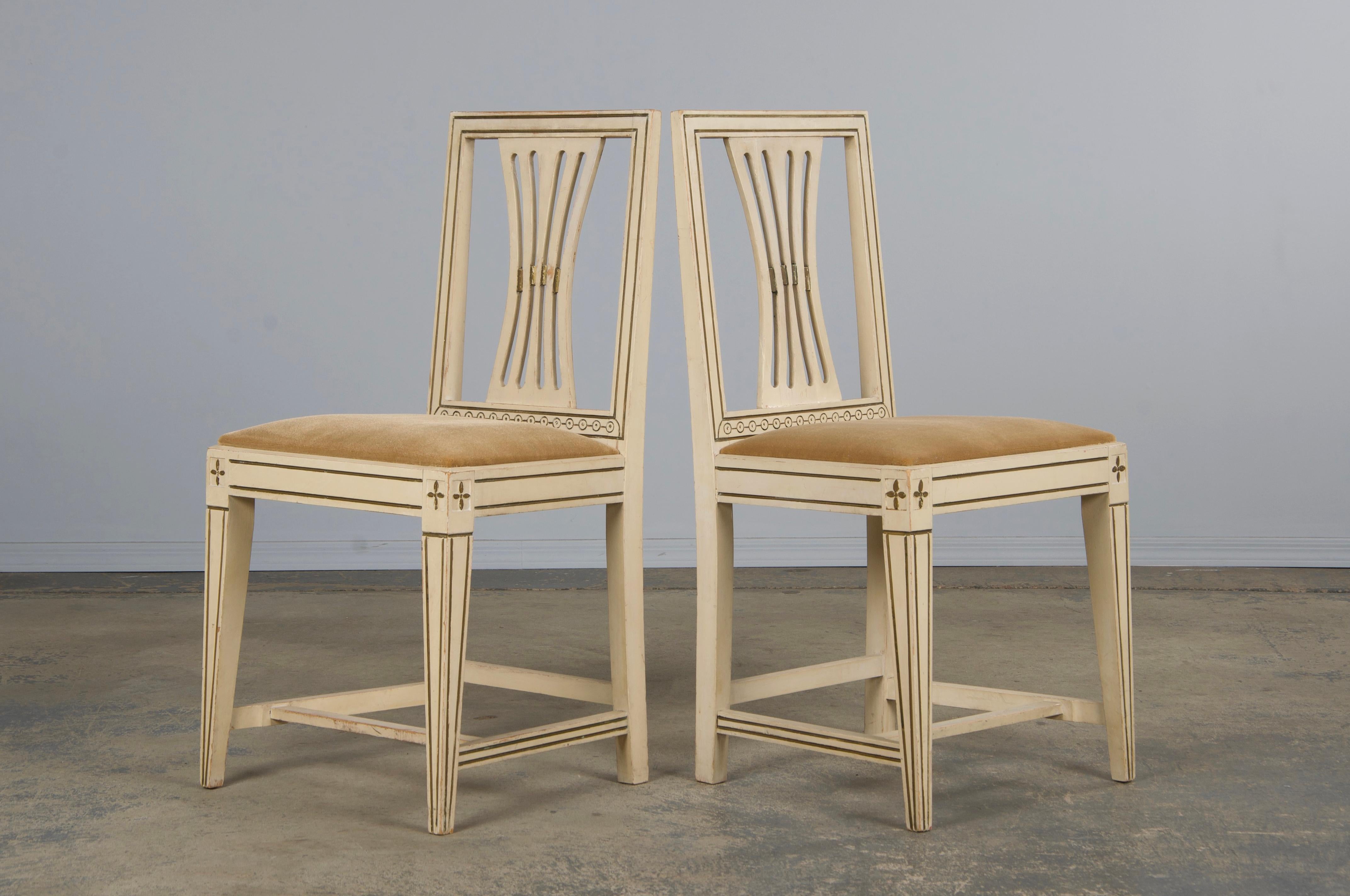 Schwedische bemalte Esszimmerstühle im Gustavianischen Stil mit beigefarbenem Samt - 6er-Set im Angebot 9