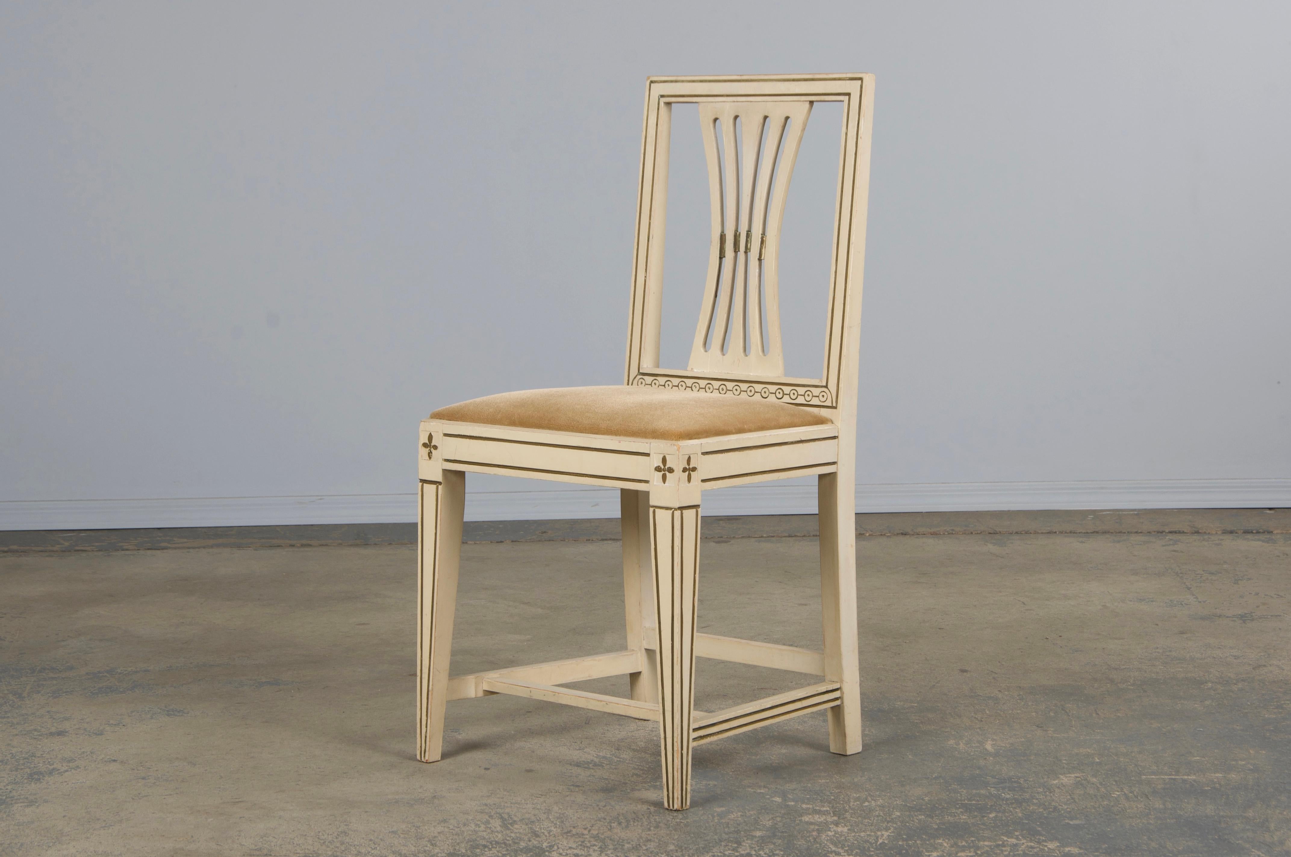 Schwedische bemalte Esszimmerstühle im Gustavianischen Stil mit beigefarbenem Samt - 6er-Set im Angebot 11
