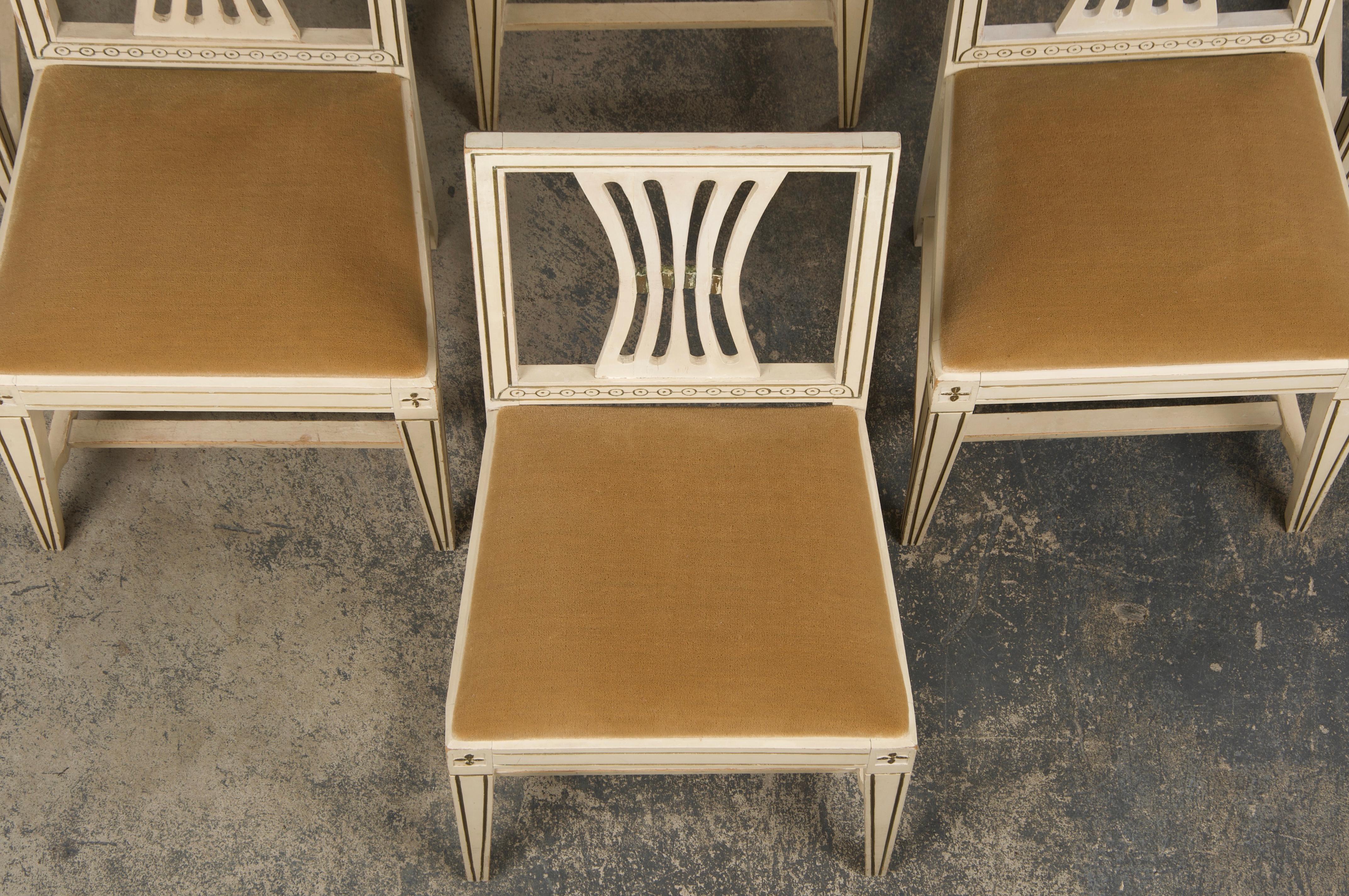 Schwedische bemalte Esszimmerstühle im Gustavianischen Stil mit beigefarbenem Samt - 6er-Set im Zustand „Gut“ im Angebot in Astoria, NY